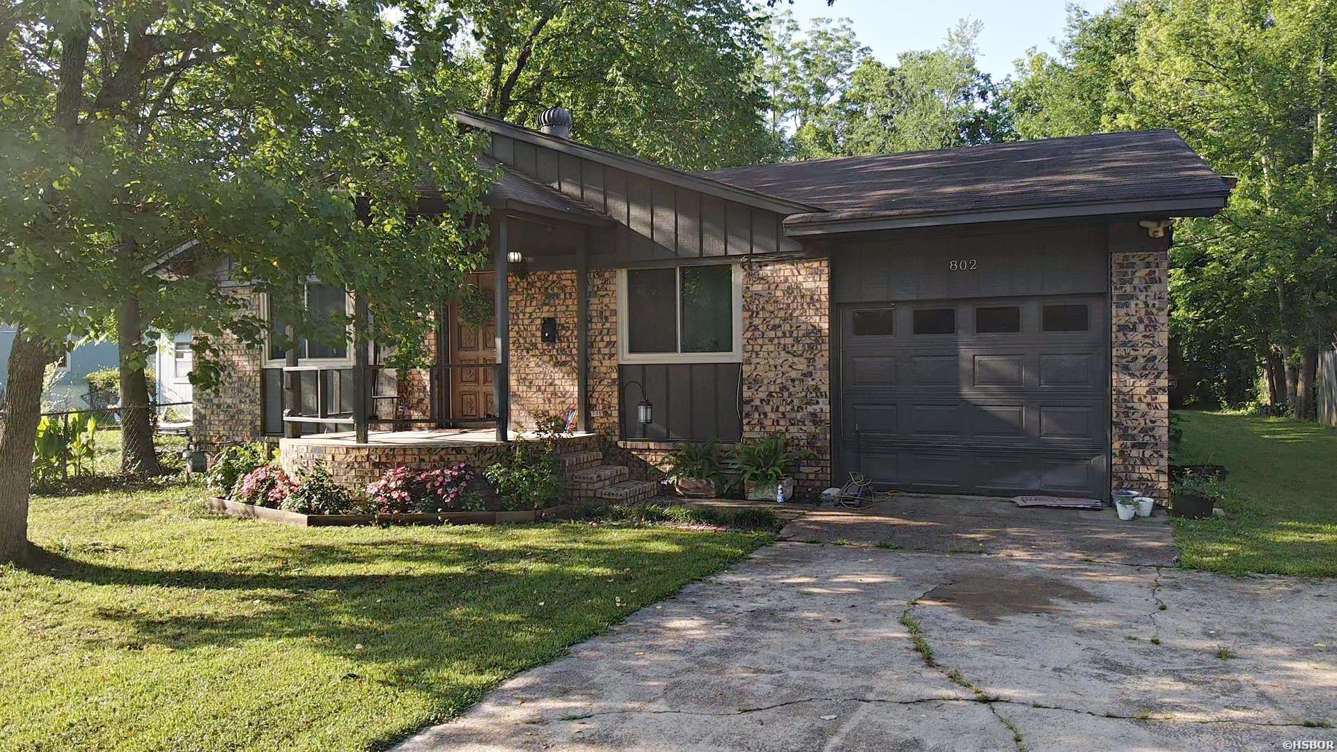 802 E Maple Street Property Photo 5
