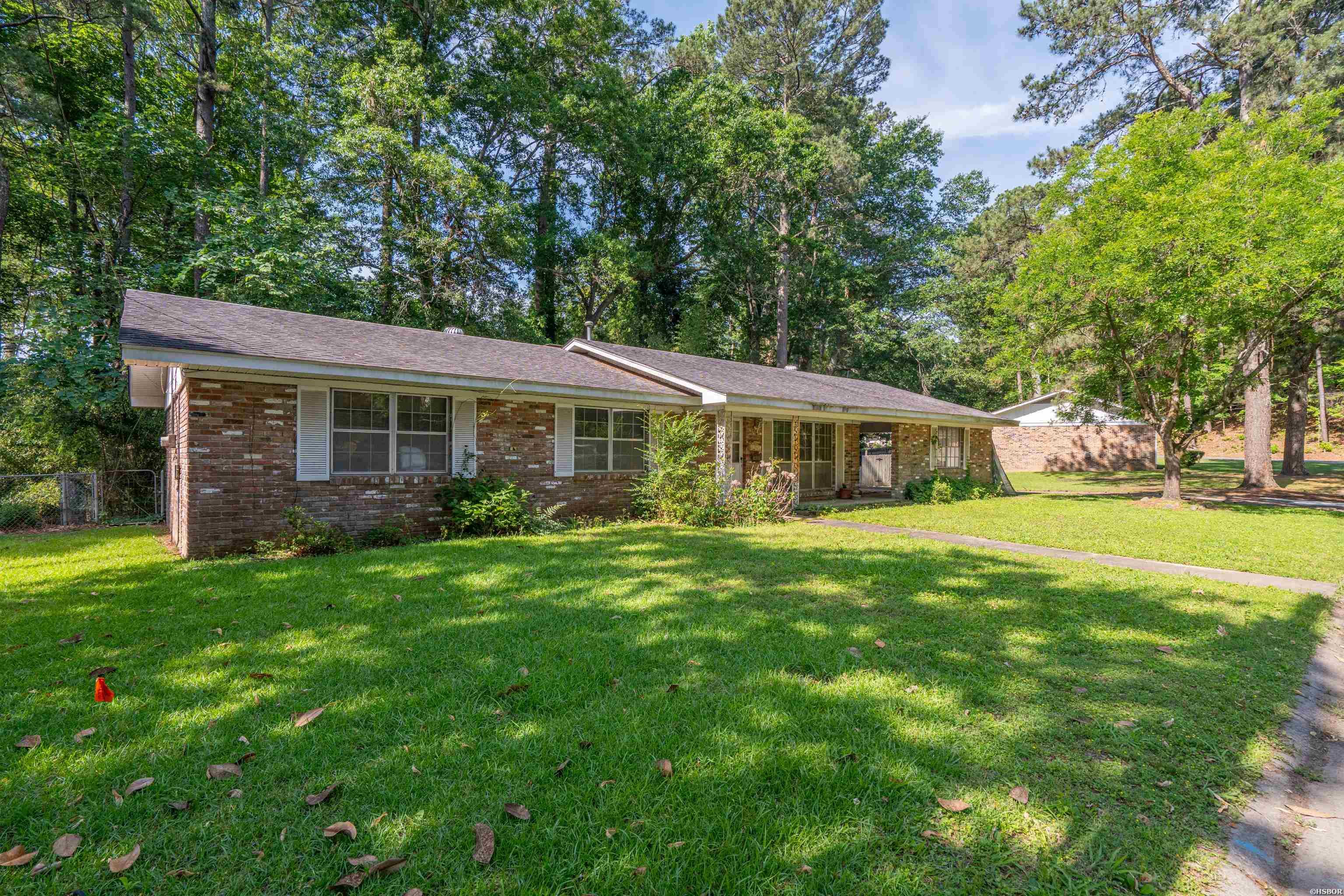 2047 Elaine Circle Property Photo 2