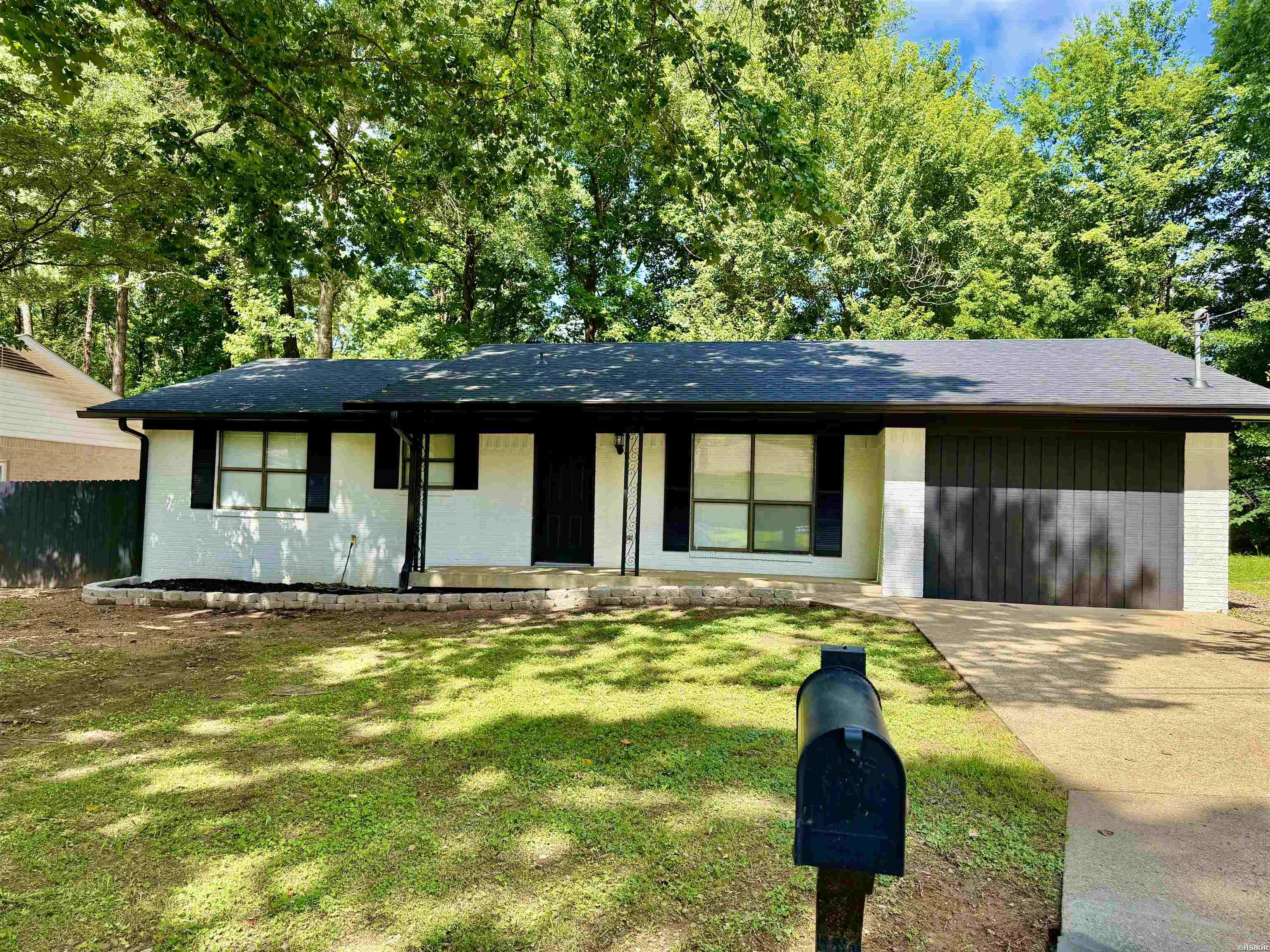 100 Wisteria Property Photo 2