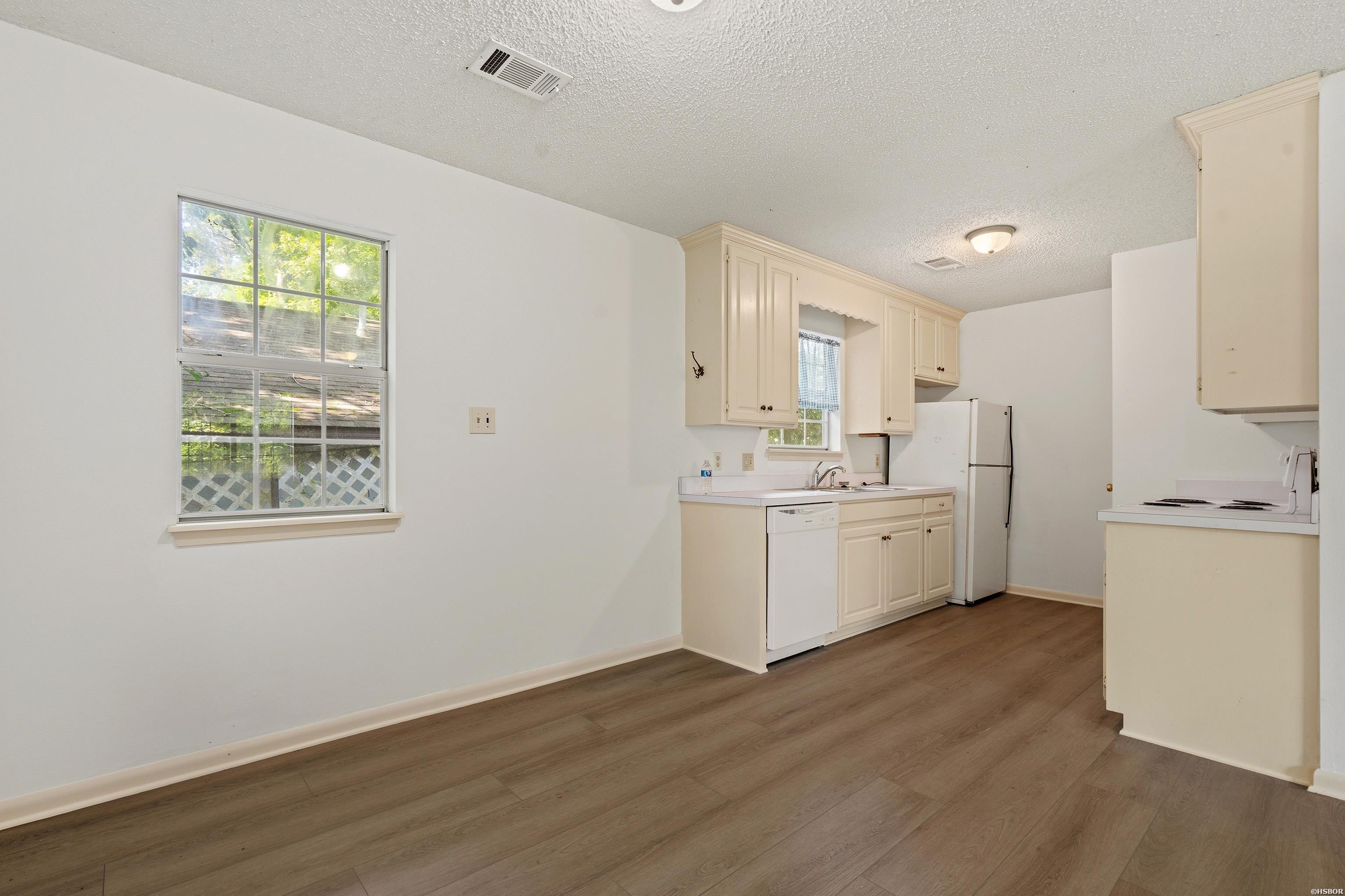324 Cadillac Point Property Photo 11