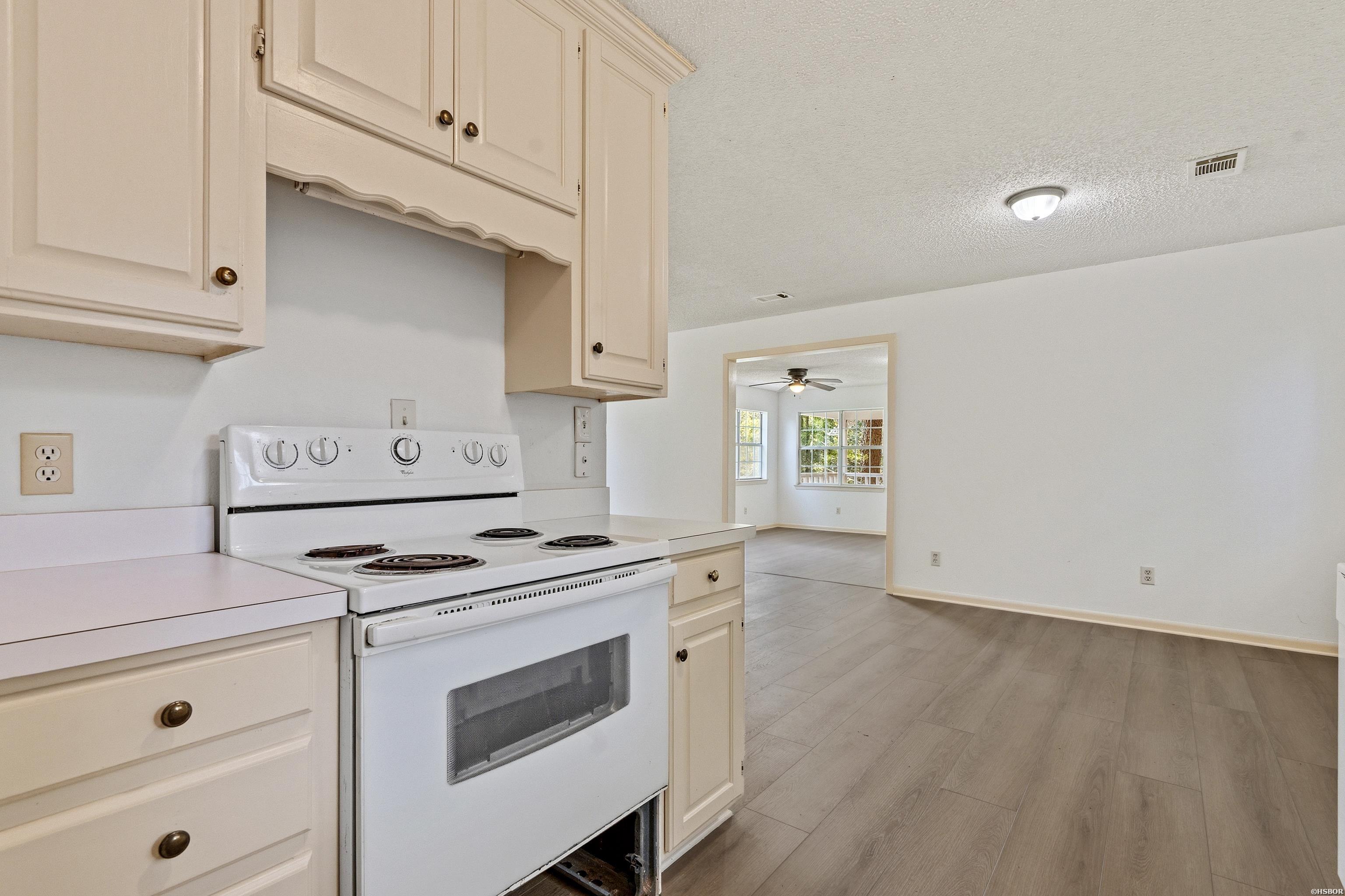 324 Cadillac Point Property Photo 13