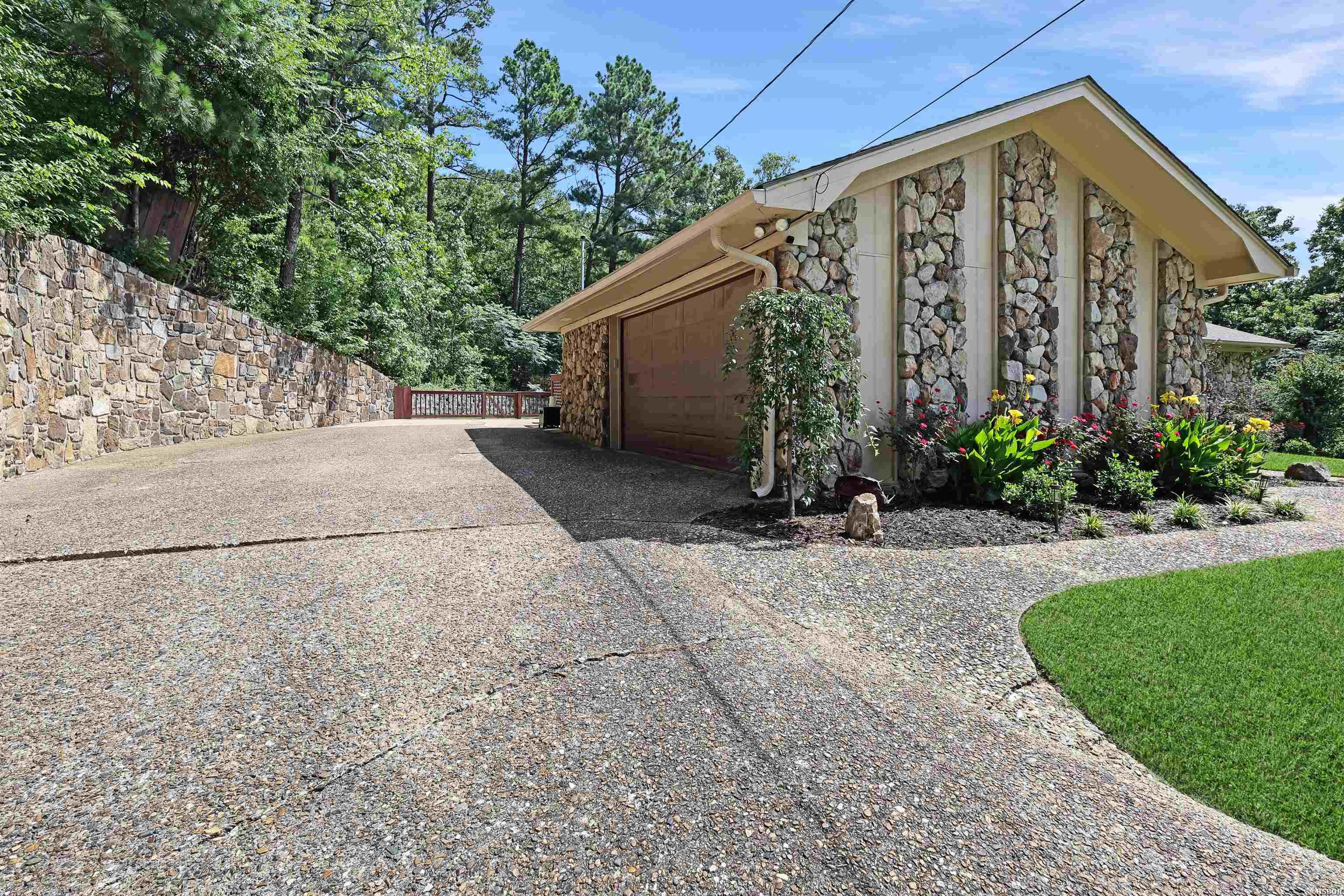 111 Glenridge Court Property Photo 38