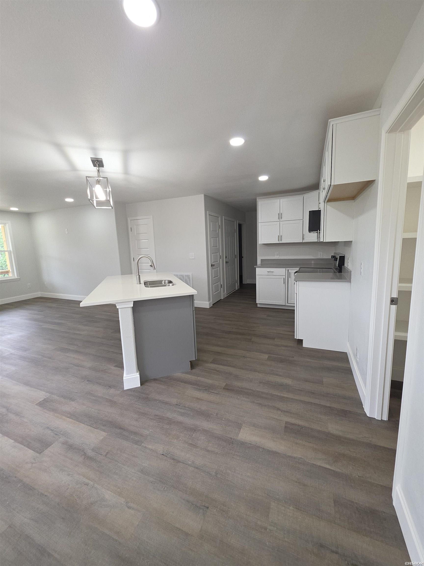 174 Woodridge Property Photo 7