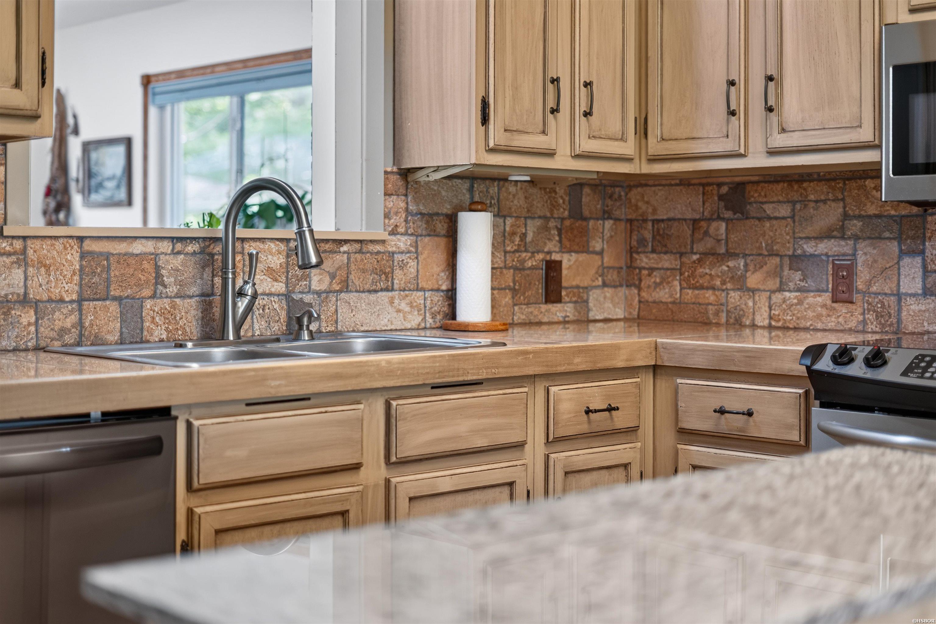 175 Thunder Road Property Photo 3