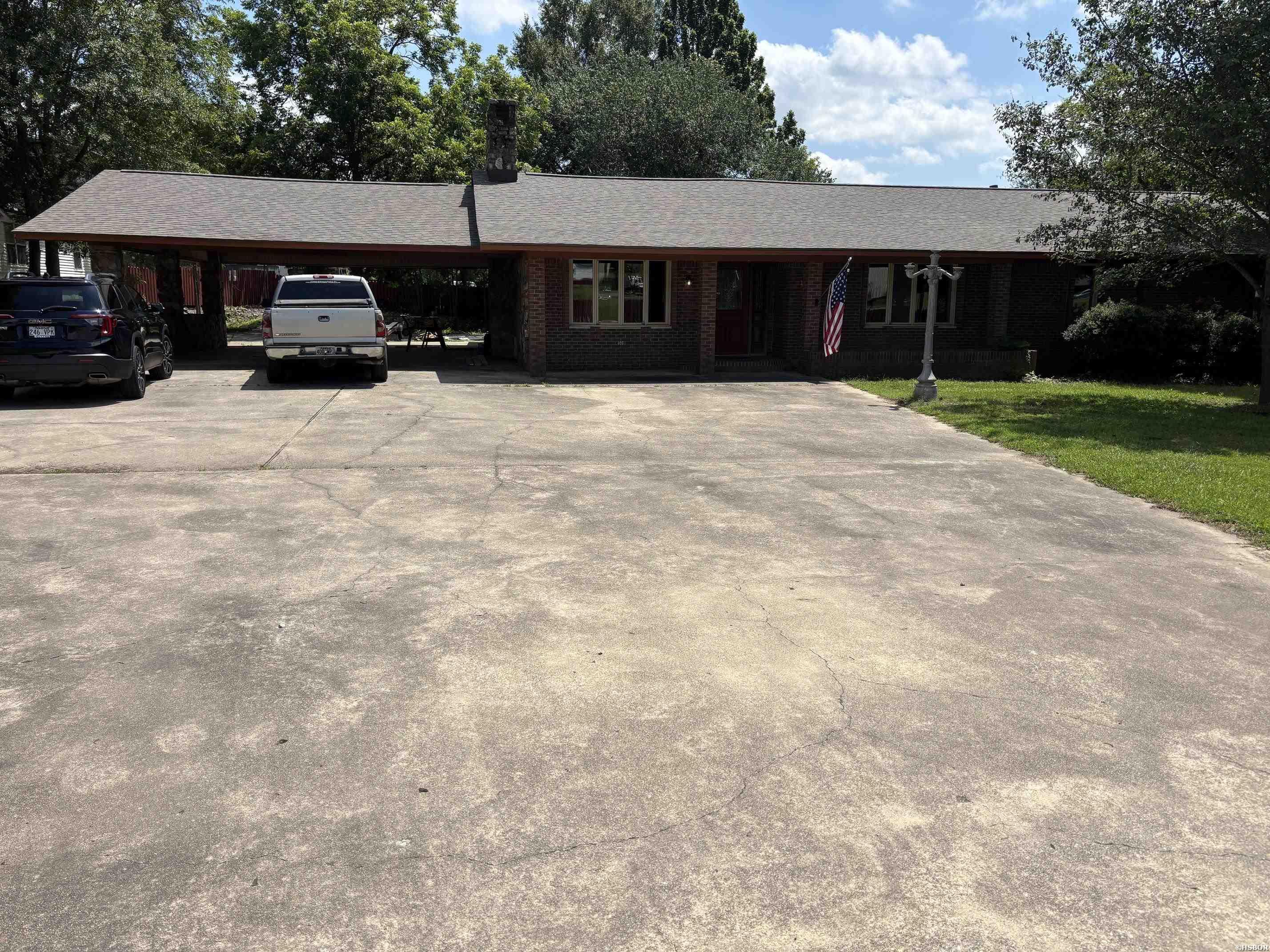 213 W Texas Street Property Photo 1