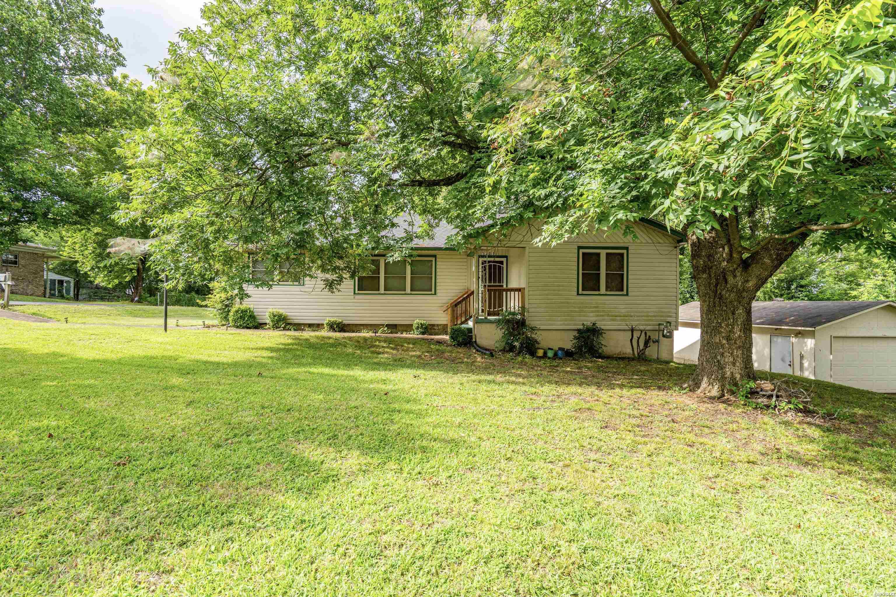 1701 St Louis Street Property Photo 2