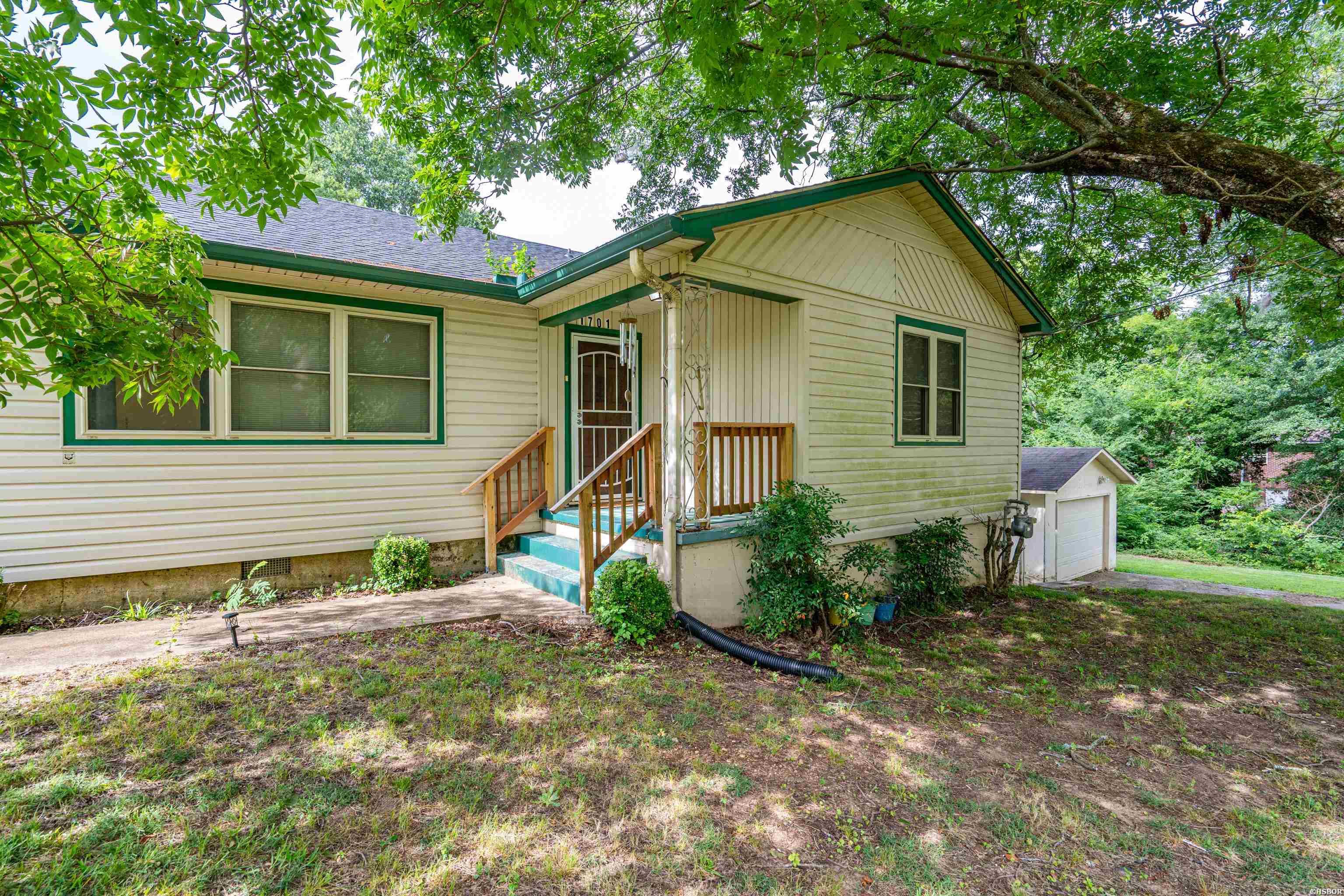 1701 St Louis Street Property Photo 5