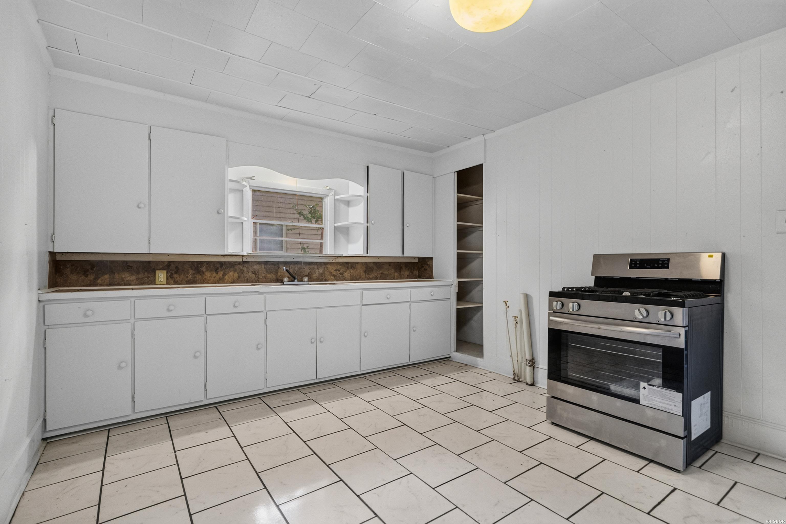 423 School Street Property Photo 7