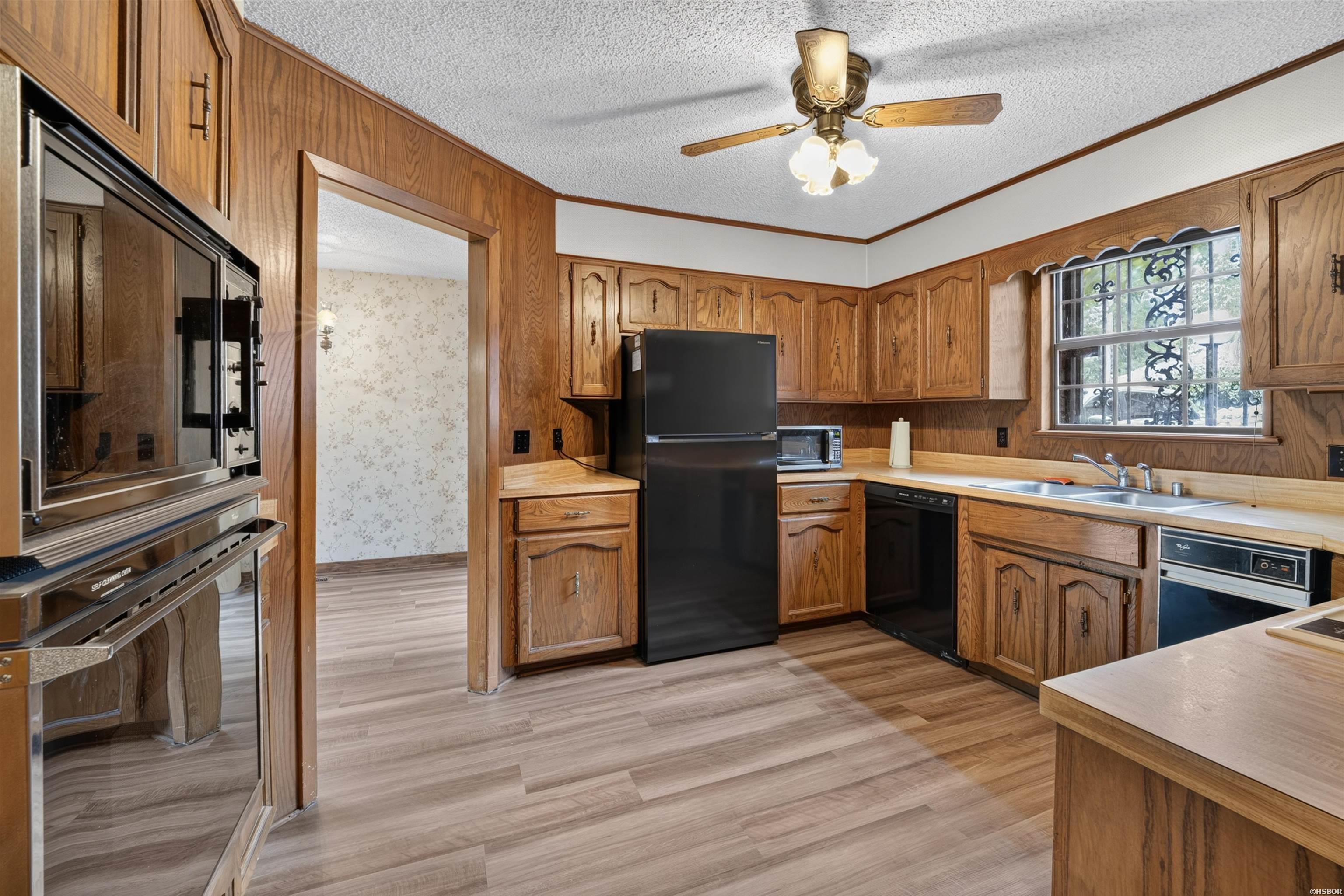 2315 Lakeshore Drive Property Photo 4