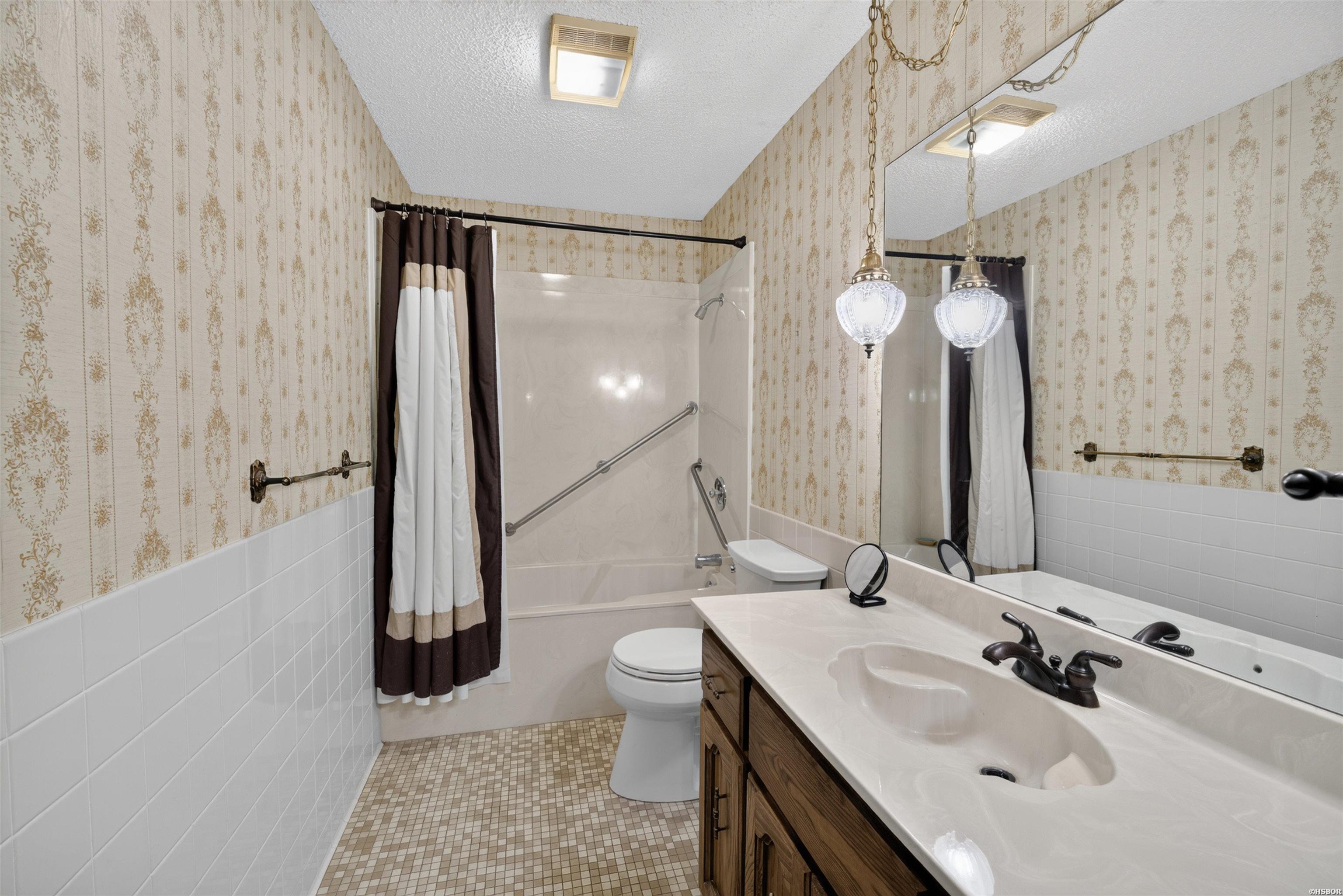 2315 Lakeshore Drive Property Photo 11