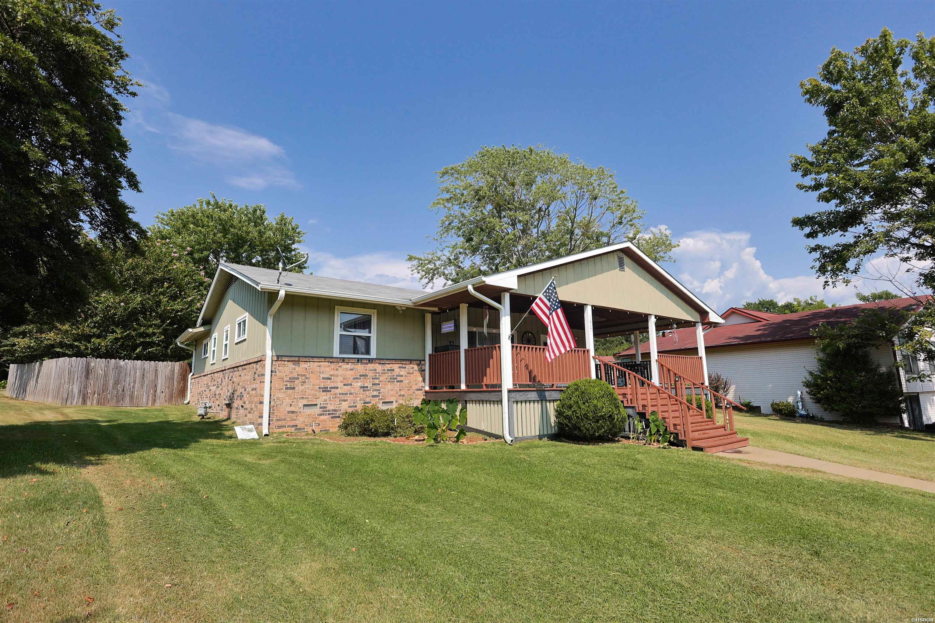1007 Lakeside Drive Property Photo 2