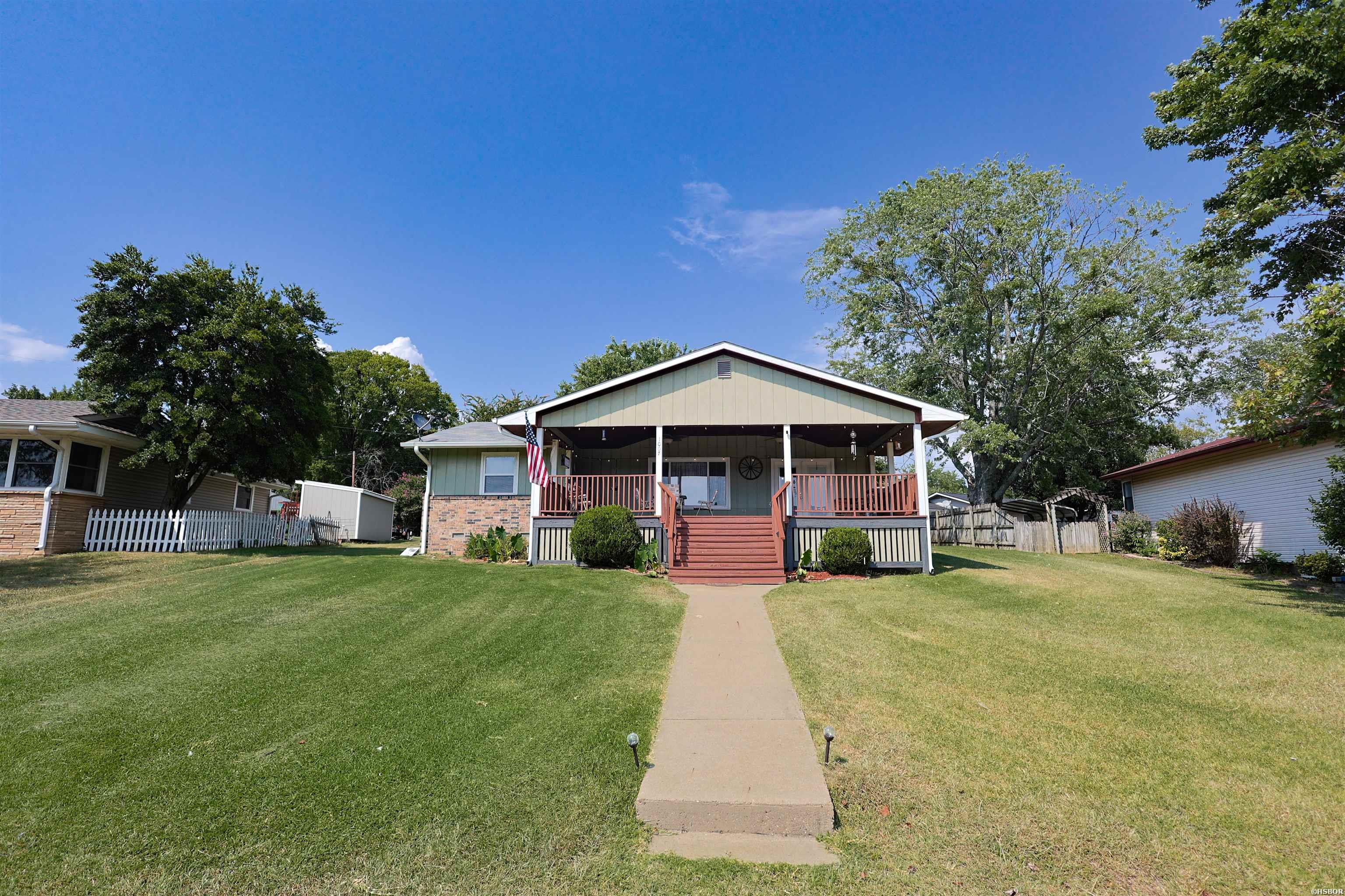 1007 Lakeside Drive Property Photo 3