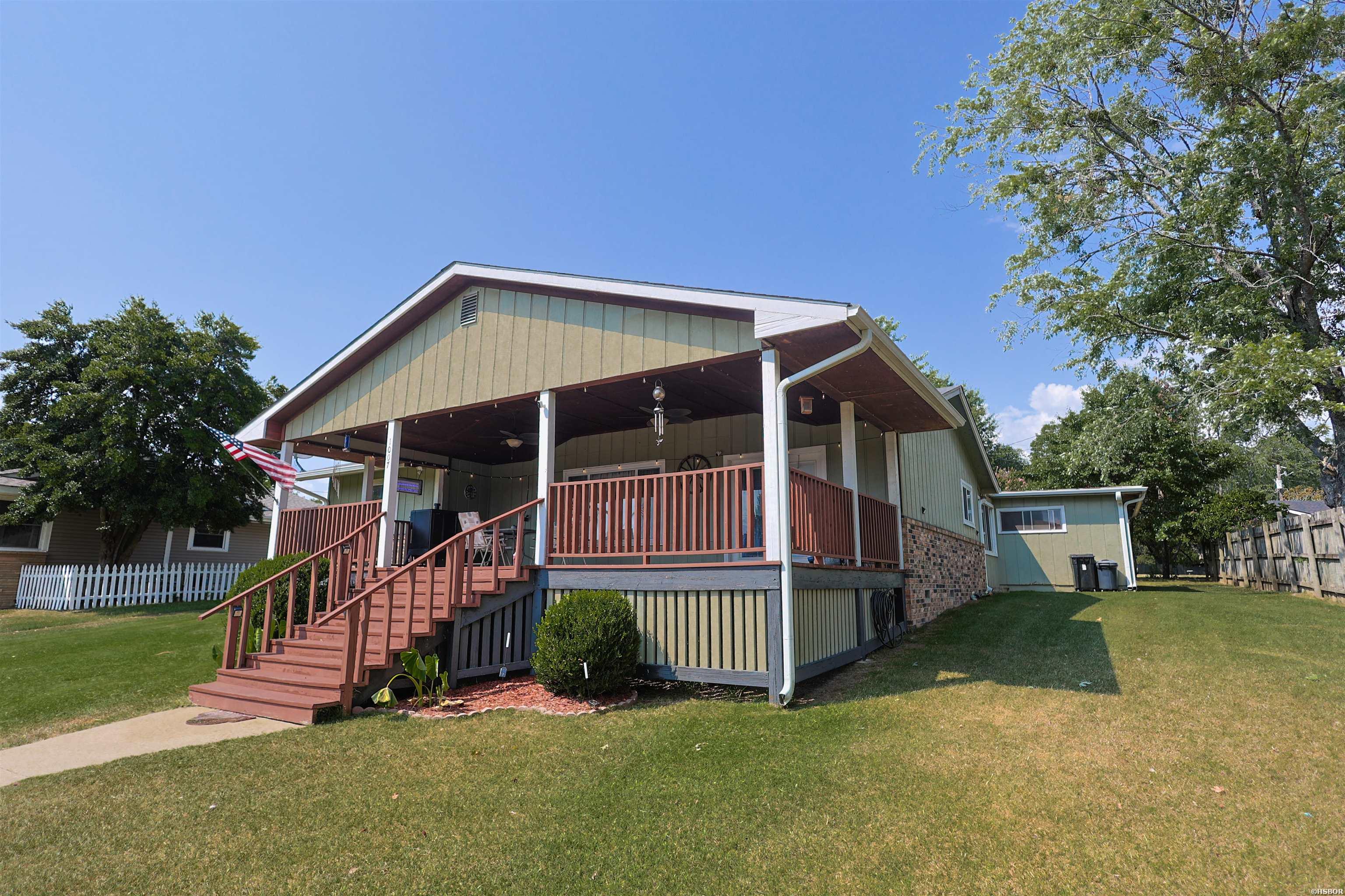 1007 Lakeside Drive Property Photo 4