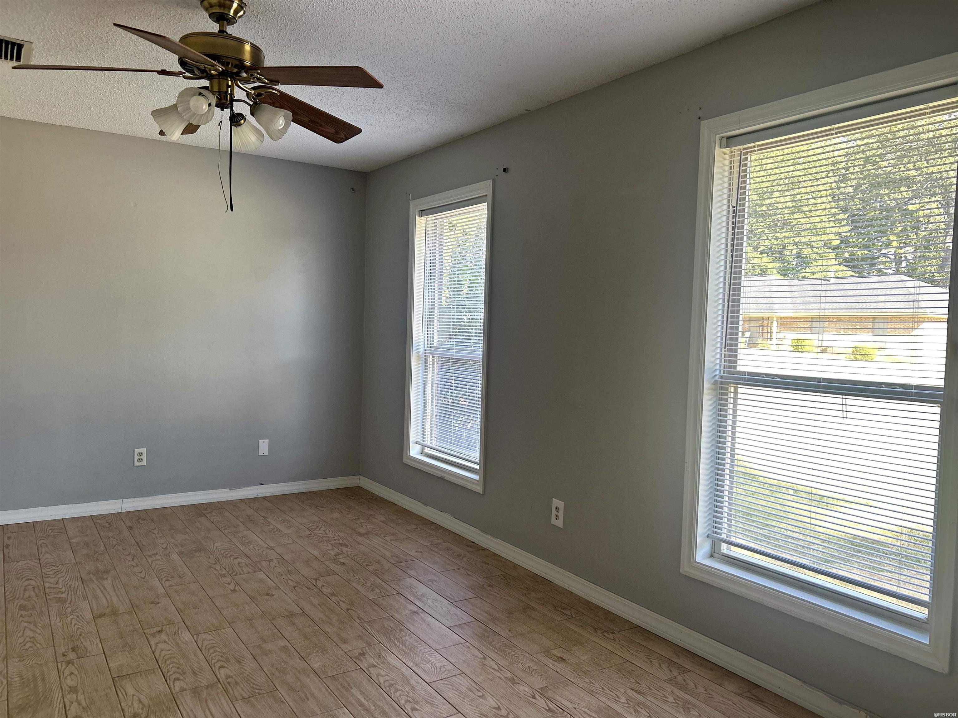2707 Lynwood Drive Property Photo 6