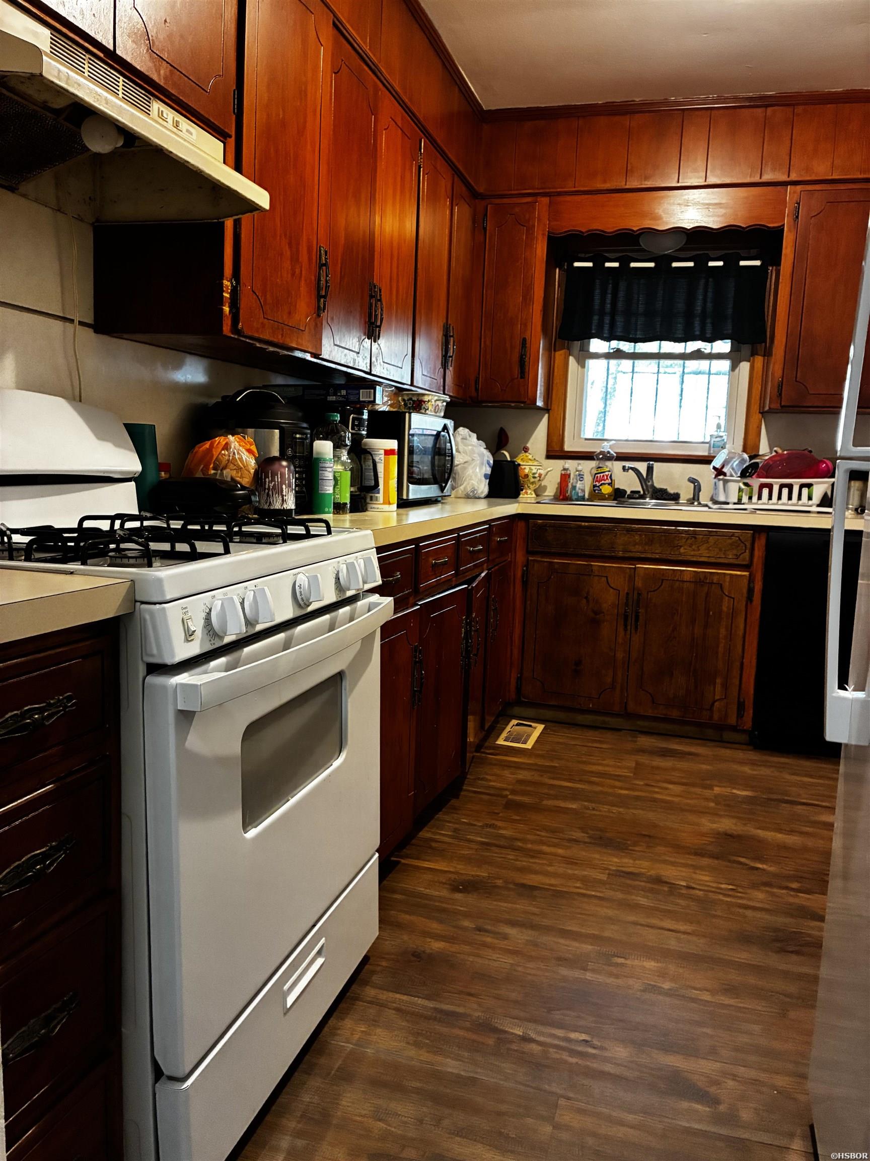 302 Alcorn Street Property Photo 8
