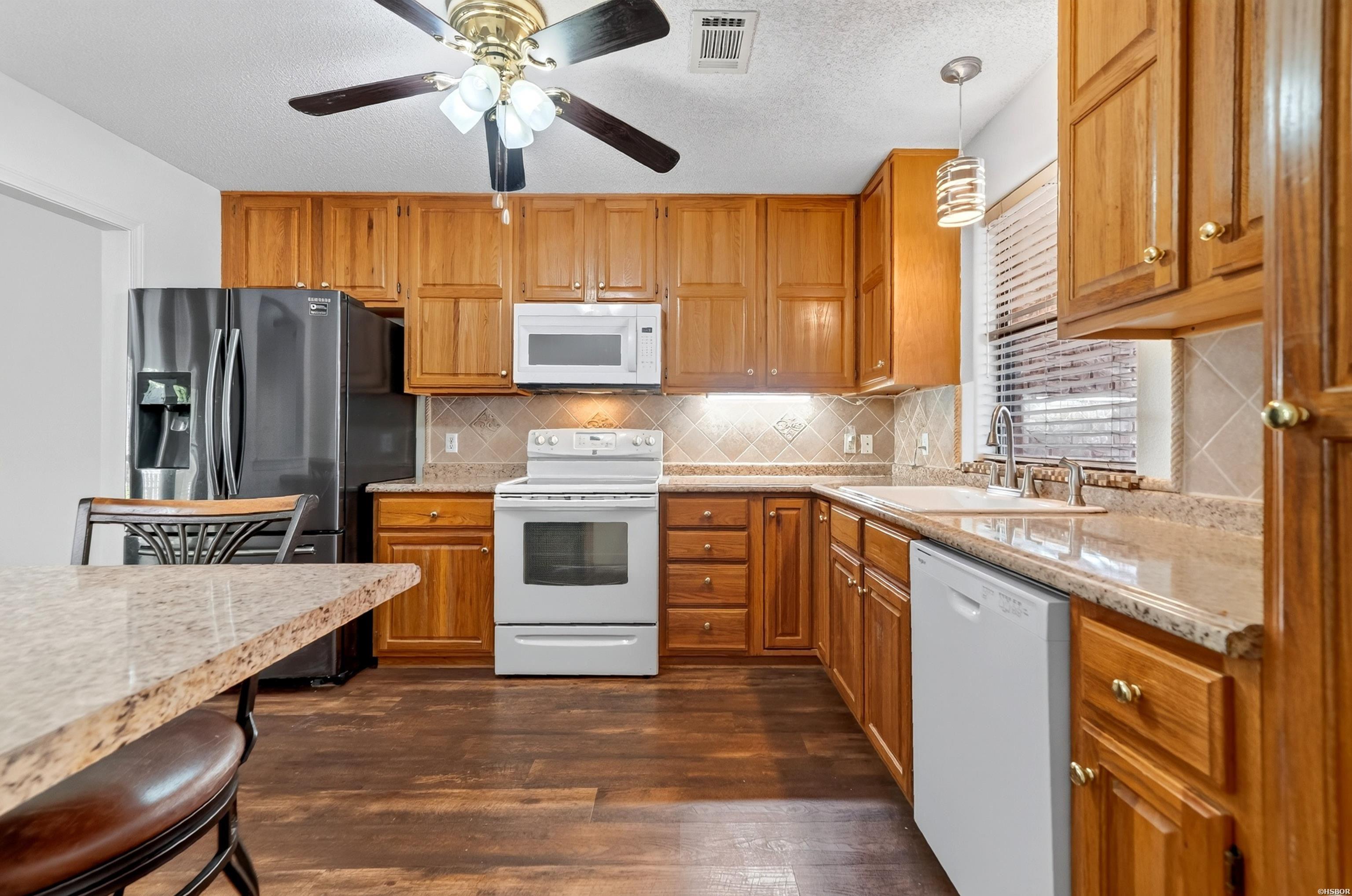 500 Pakis Street Property Photo 14