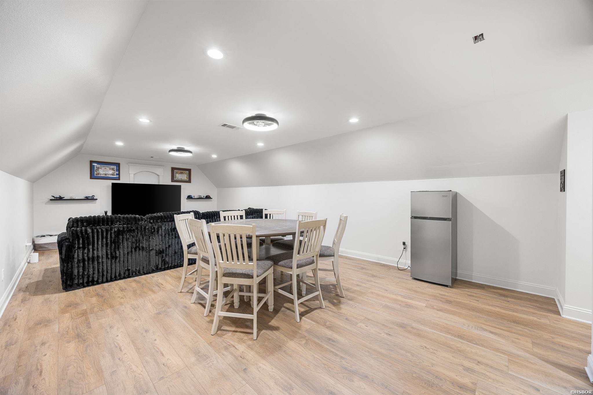 170 Parkway Square Property Photo 33