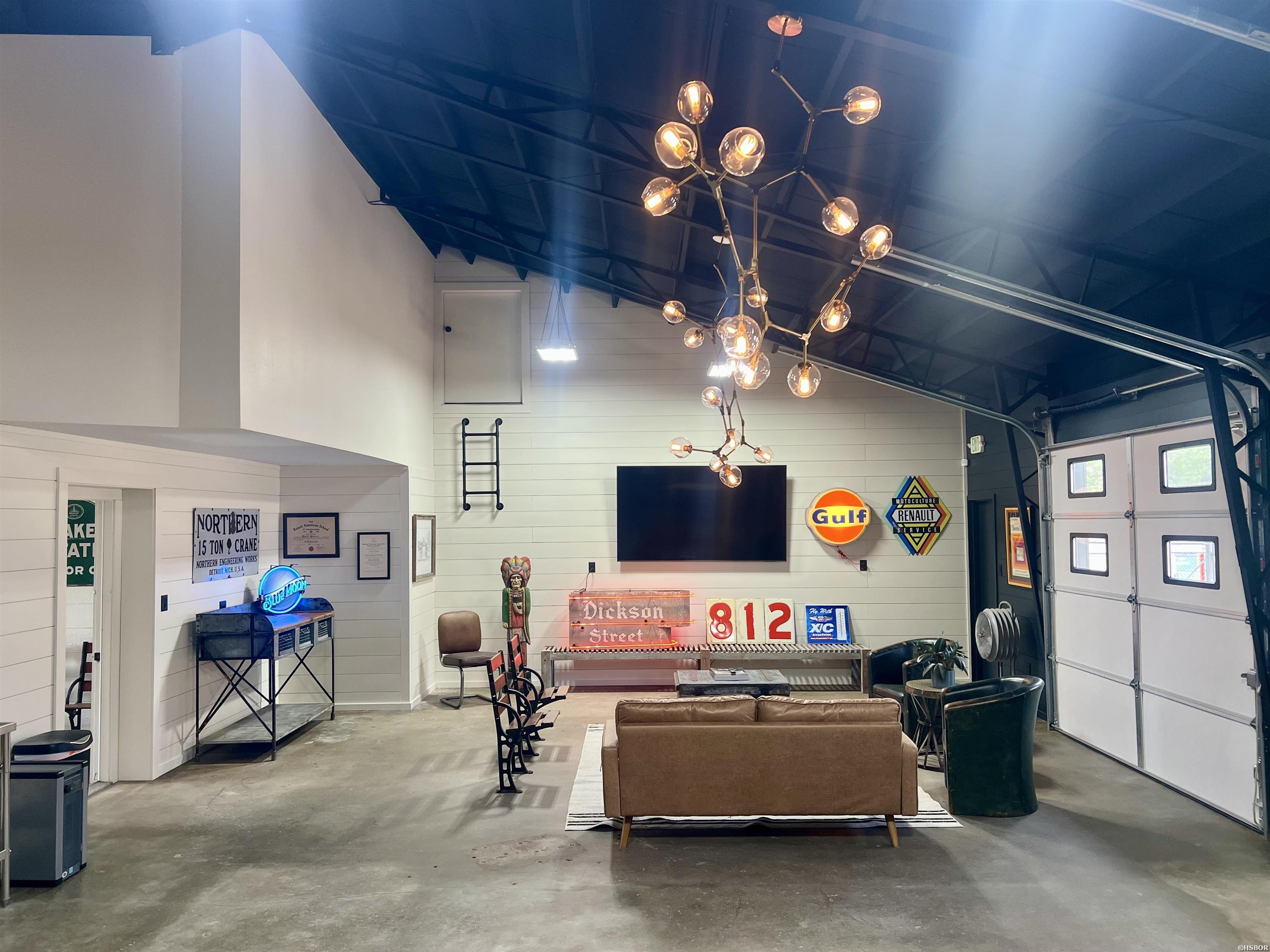 812 Airport Property Photo 30