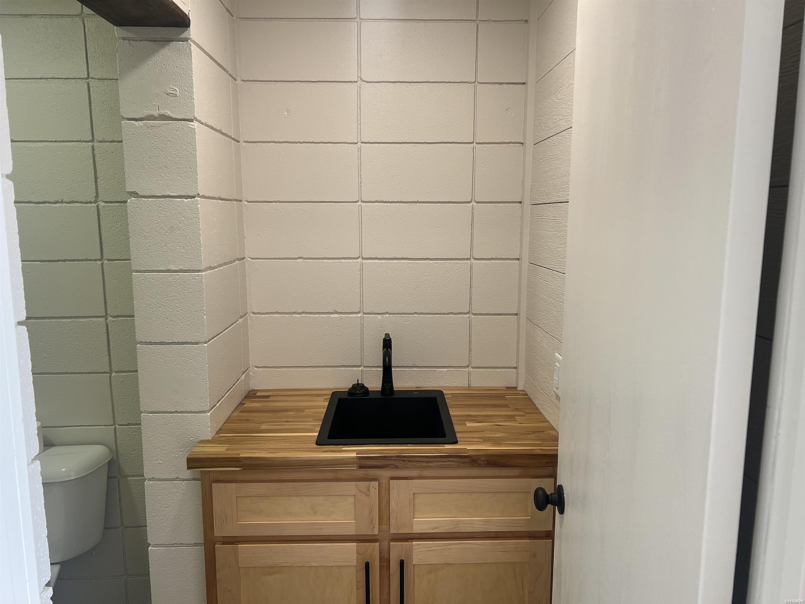 812 Airport Property Photo 39