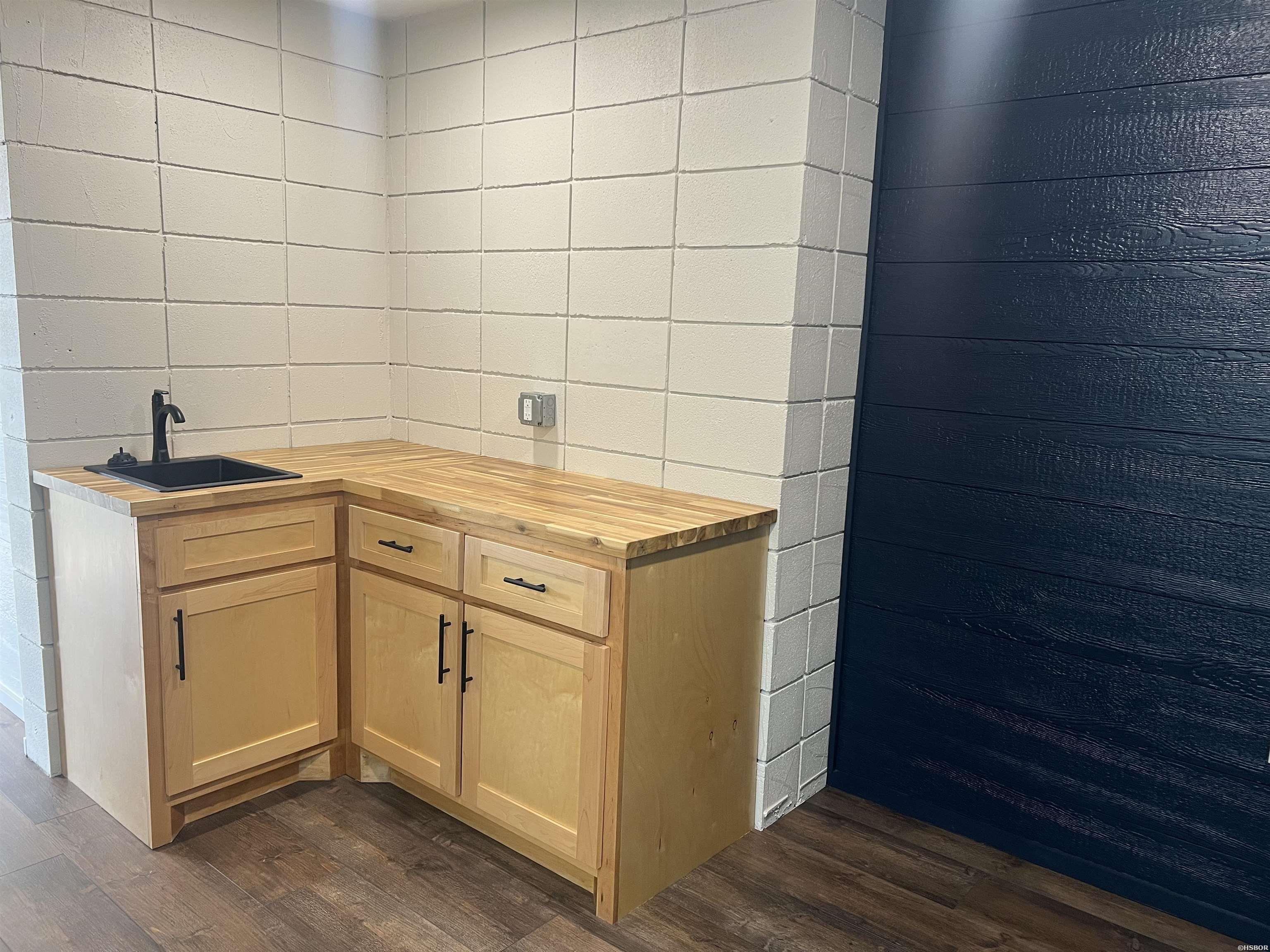 812 Airport Property Photo 40