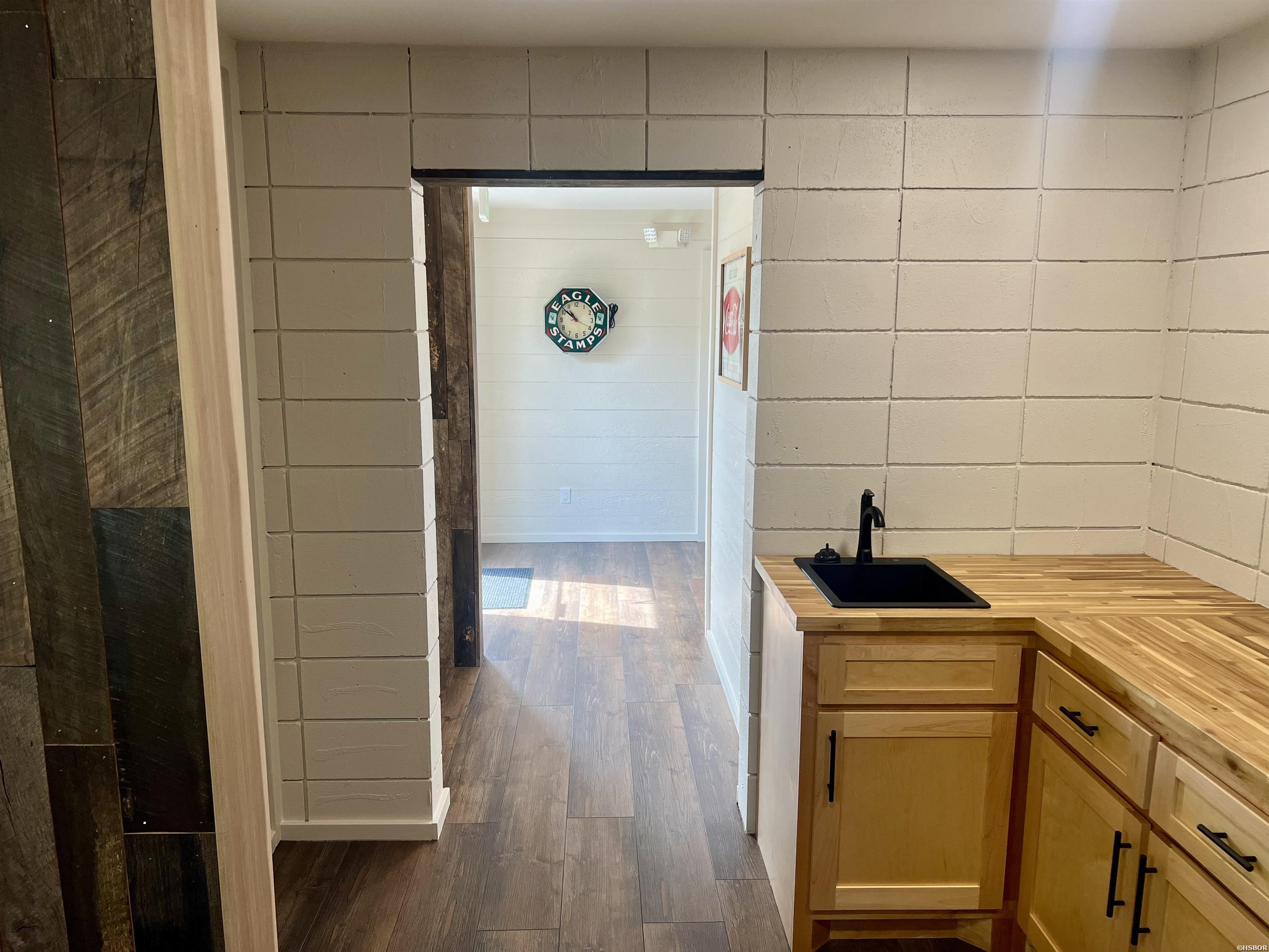 812 Airport Property Photo 42