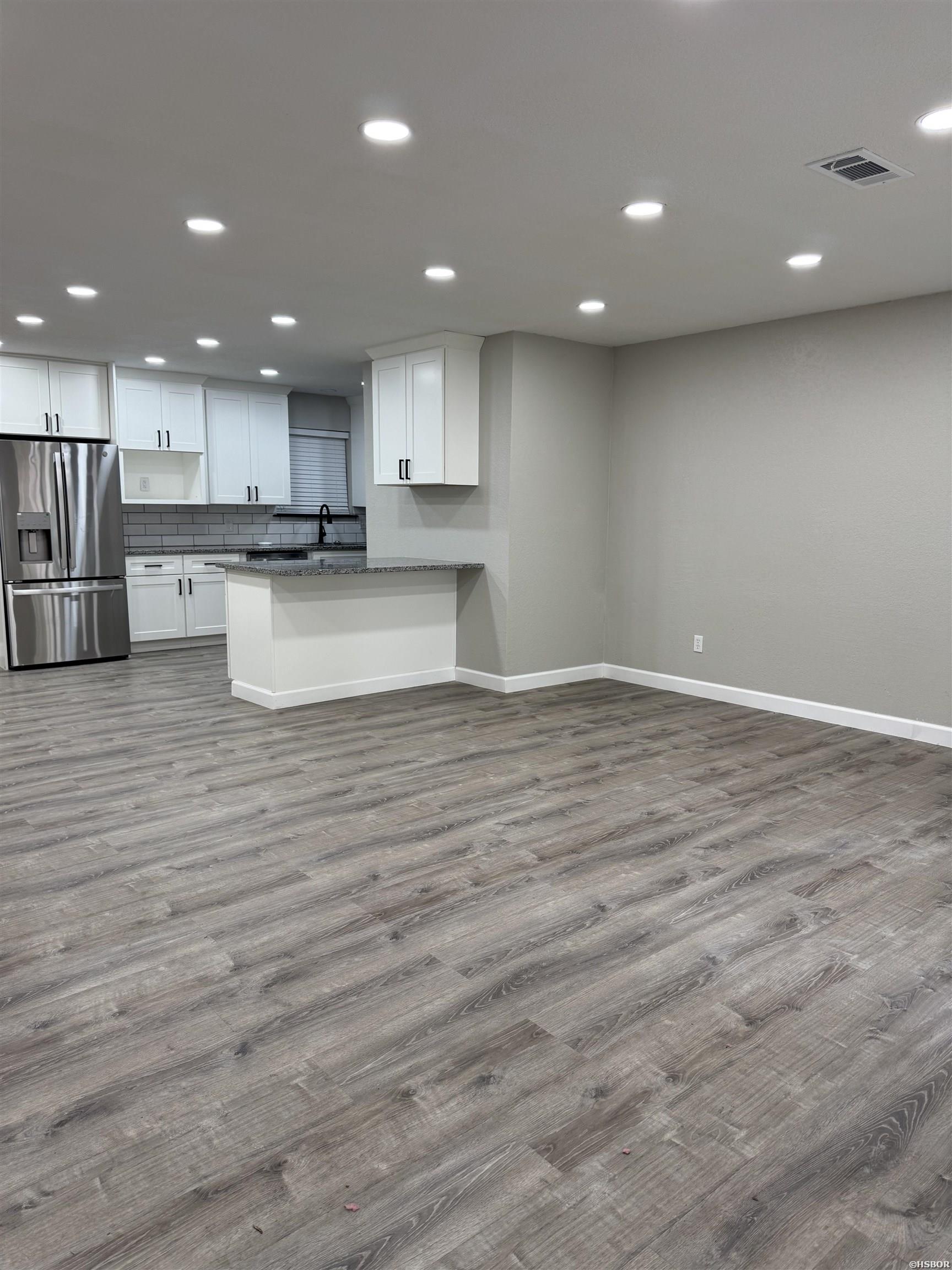 100 Wisteria Place Property Photo 4