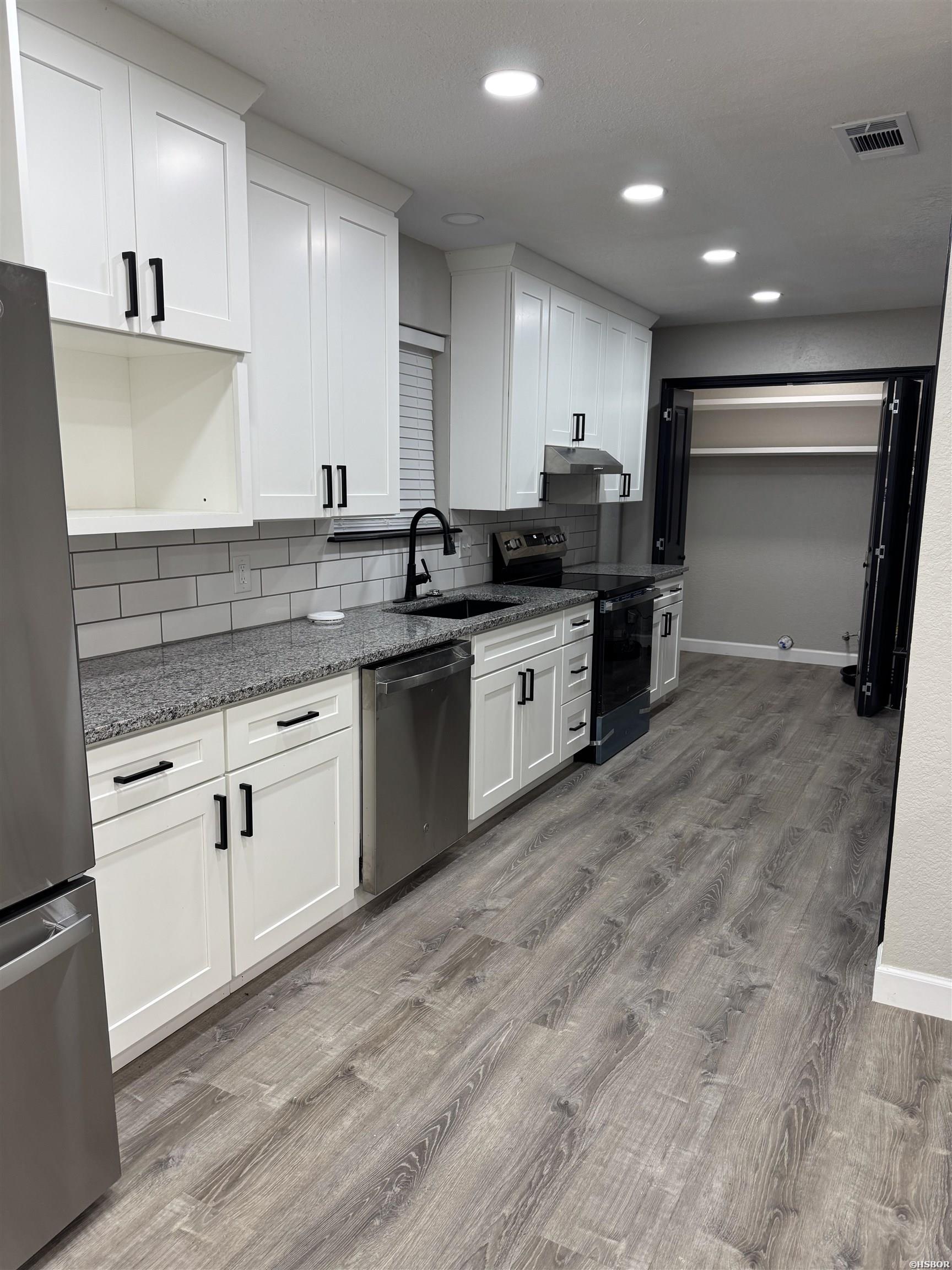 100 Wisteria Place Property Photo 11