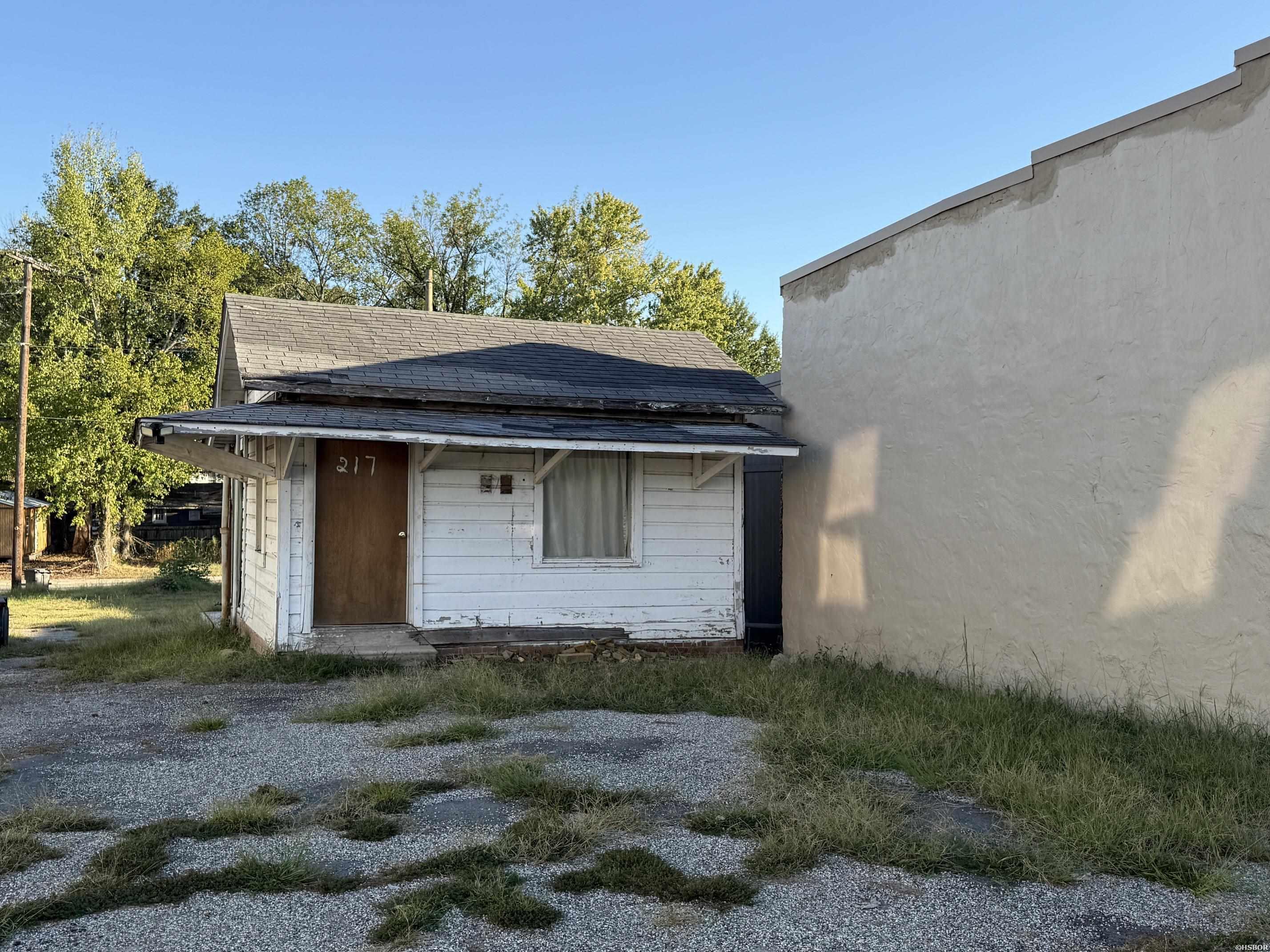 217 E Broadway Street Property Photo 5