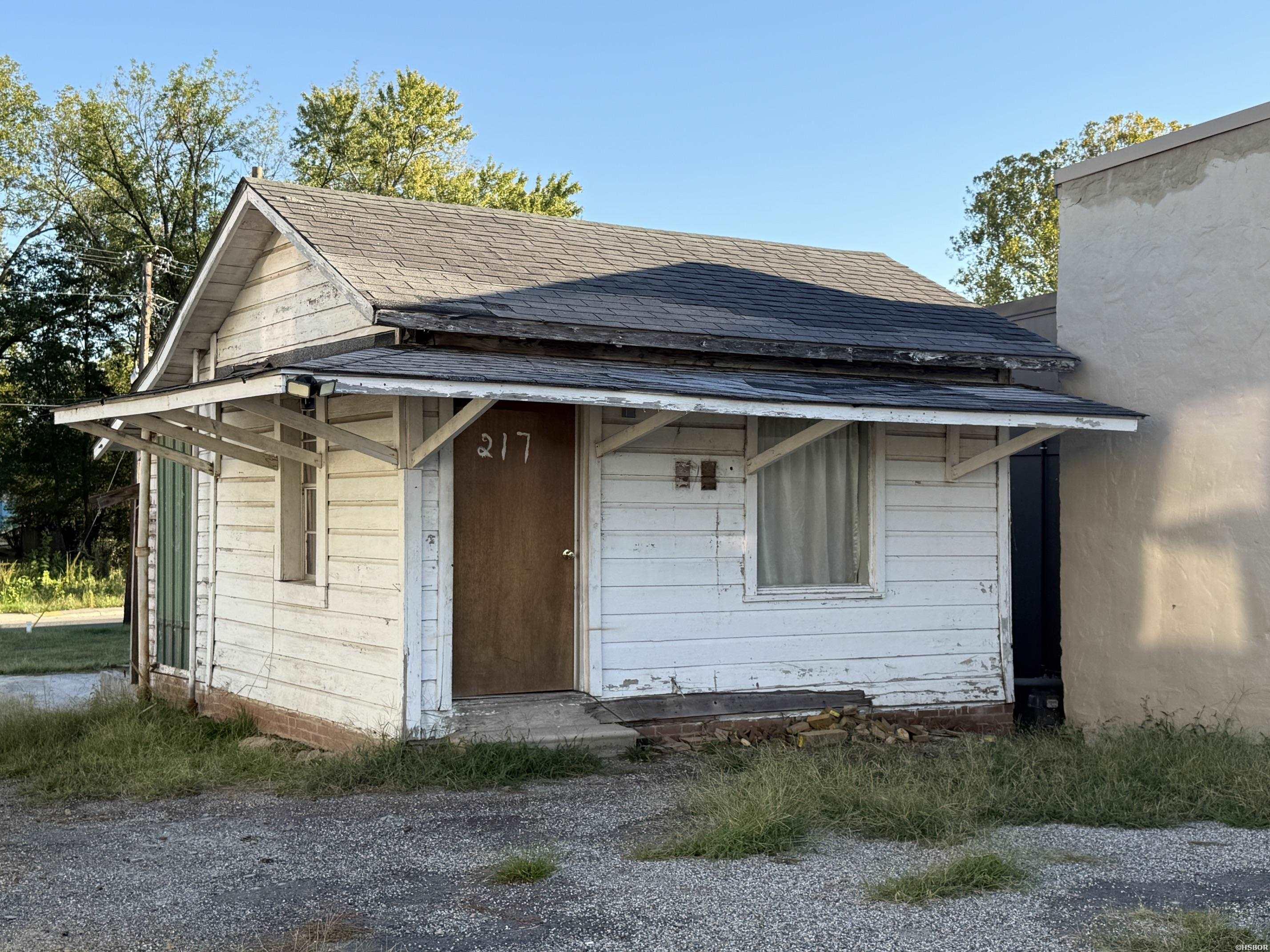 217 E Broadway Street Property Photo 7