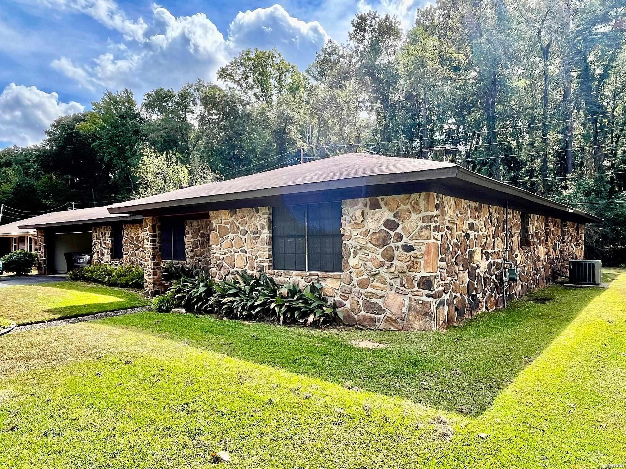2004 Wellington Drive Property Photo 1