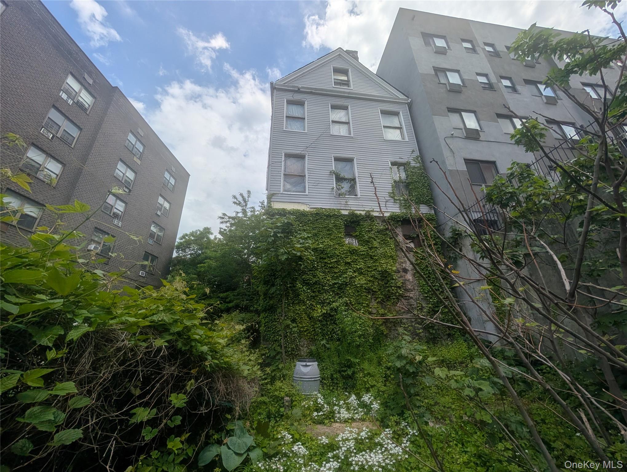 168 W Kingsbridge Road Property Photo 2