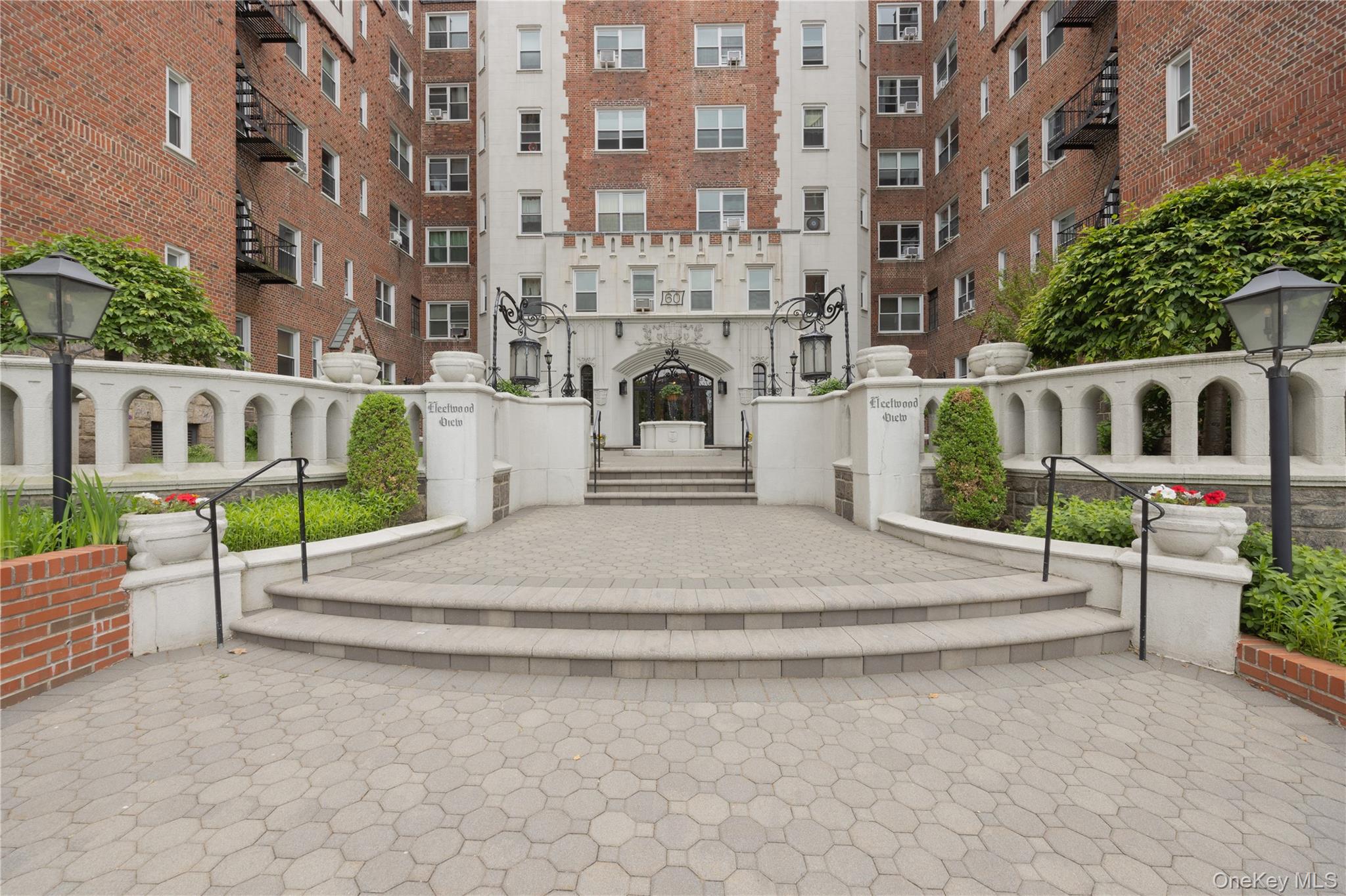 60 W Broad Street 1G Property Photo 1