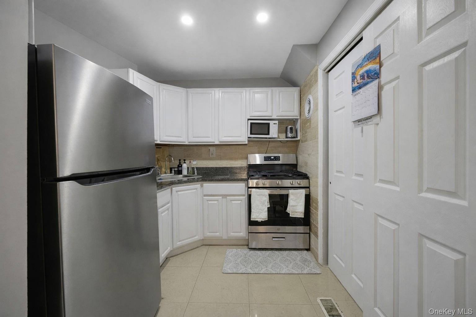 920 Union Avenue A Property Photo 8