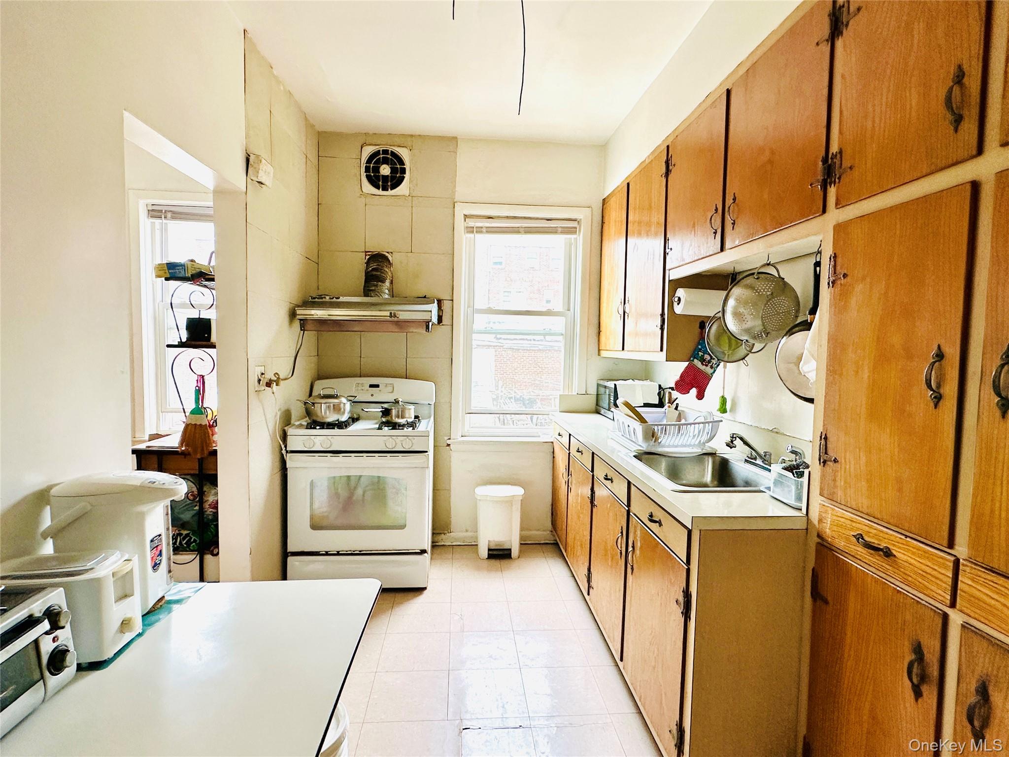 33-33 72nd Street Property Photo 15