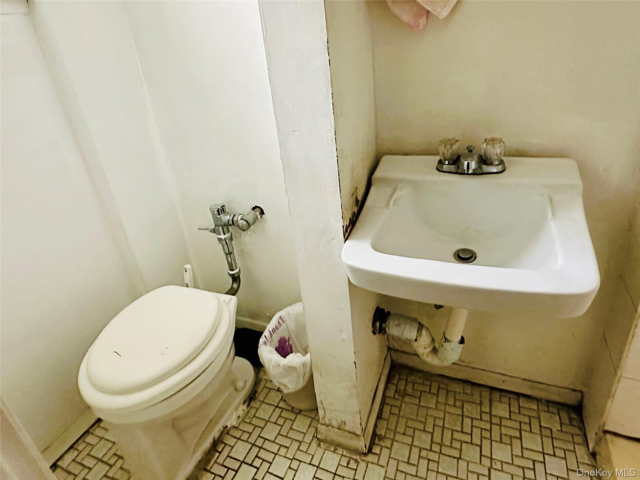 33-33 72nd Street Property Photo 18