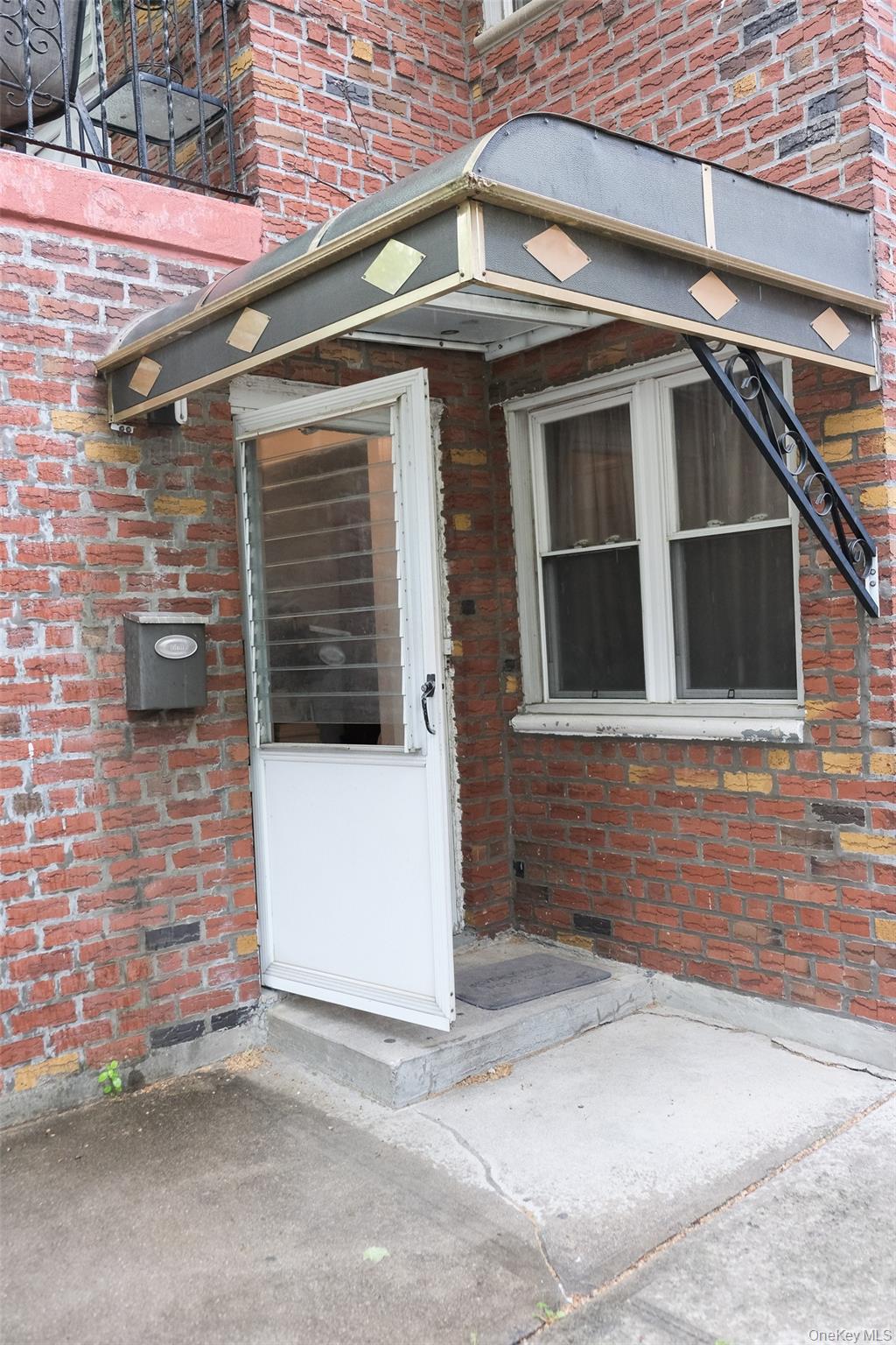 2061 E 60th Street Property Photo 3