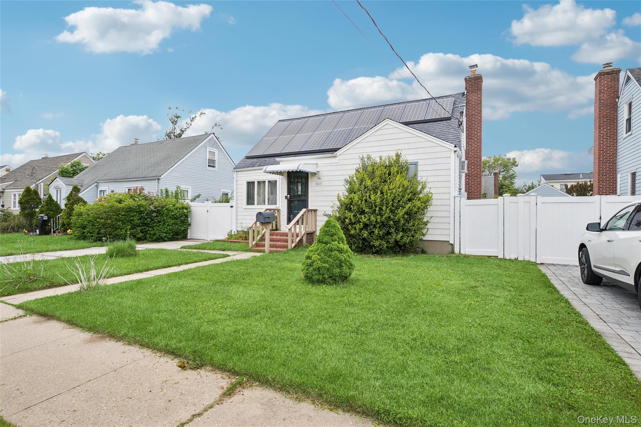 1043 Thomas Avenue Property Photo 1