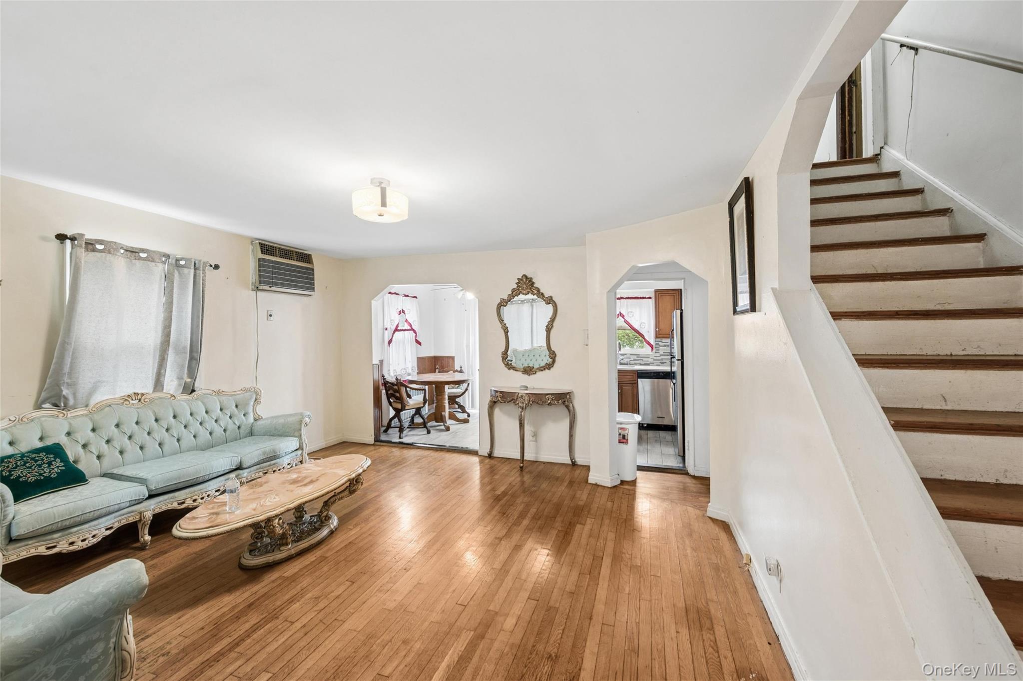 1043 Thomas Avenue Property Photo 2