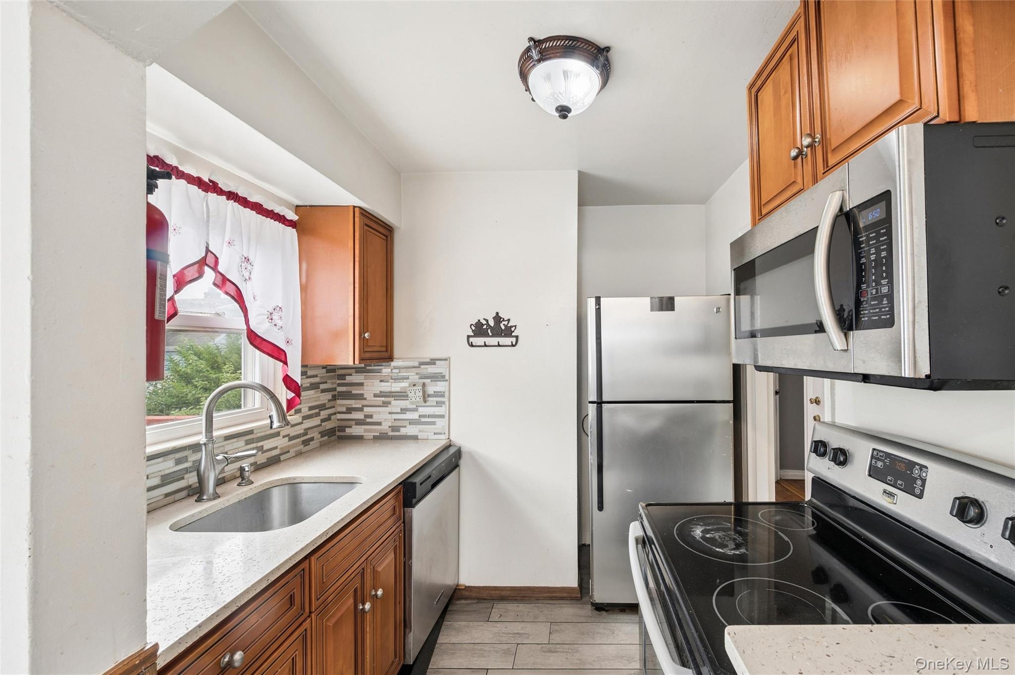 1043 Thomas Avenue Property Photo 5
