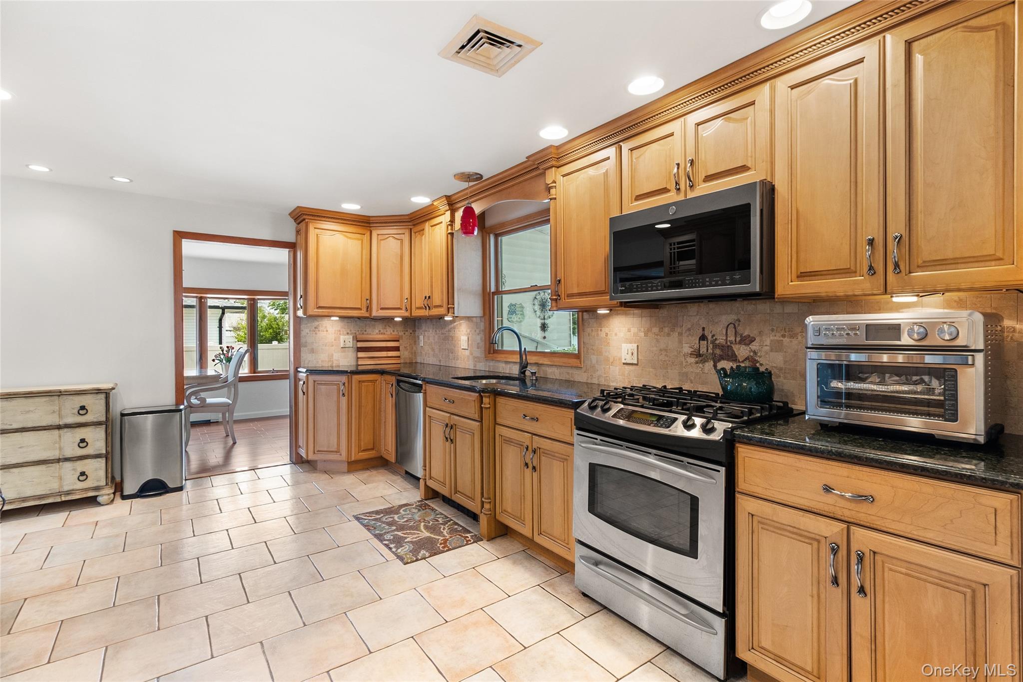 63 E Madison Street Property Photo 8