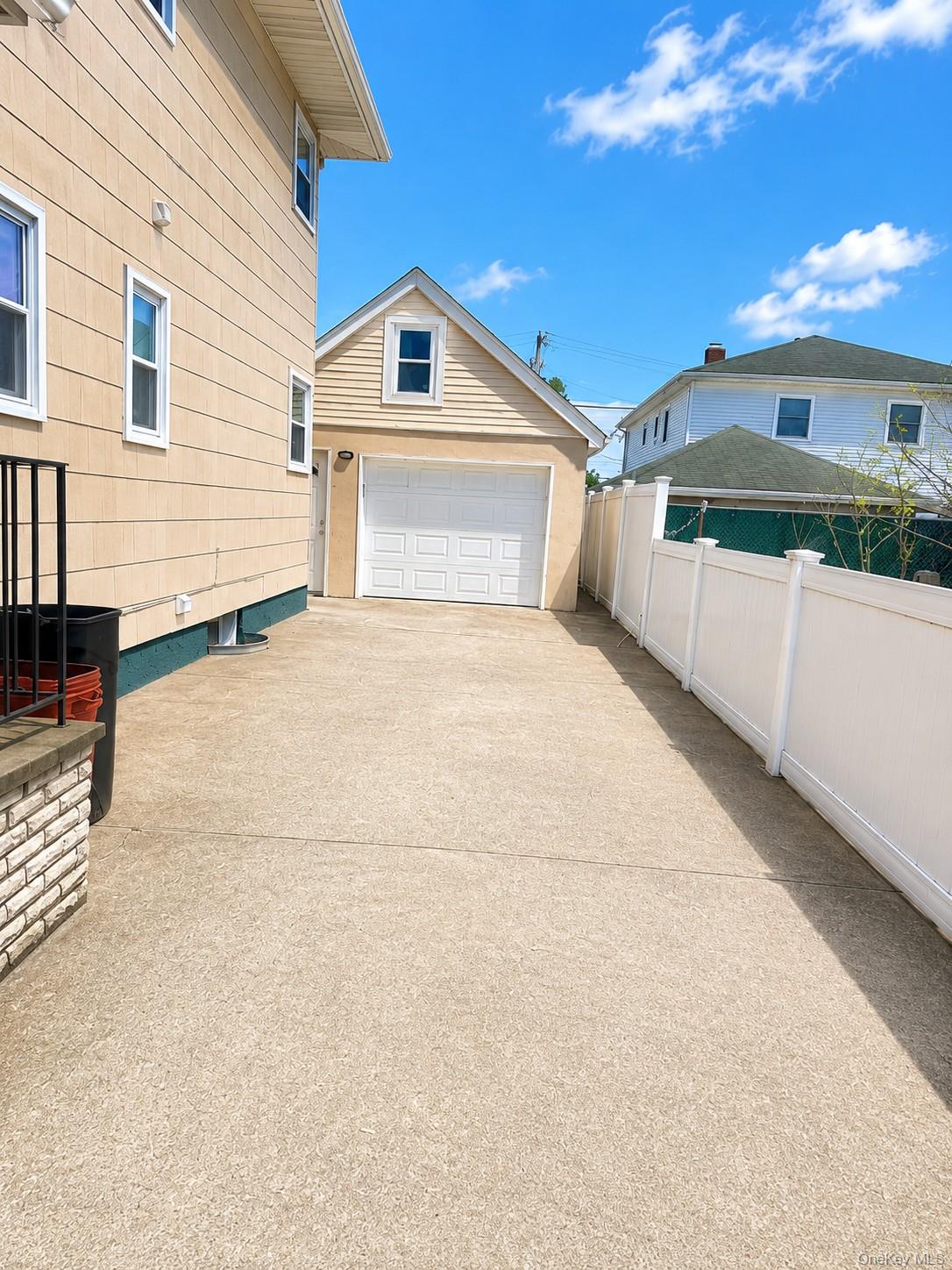131 Roslyn Road 1st Floor Property Photo 16