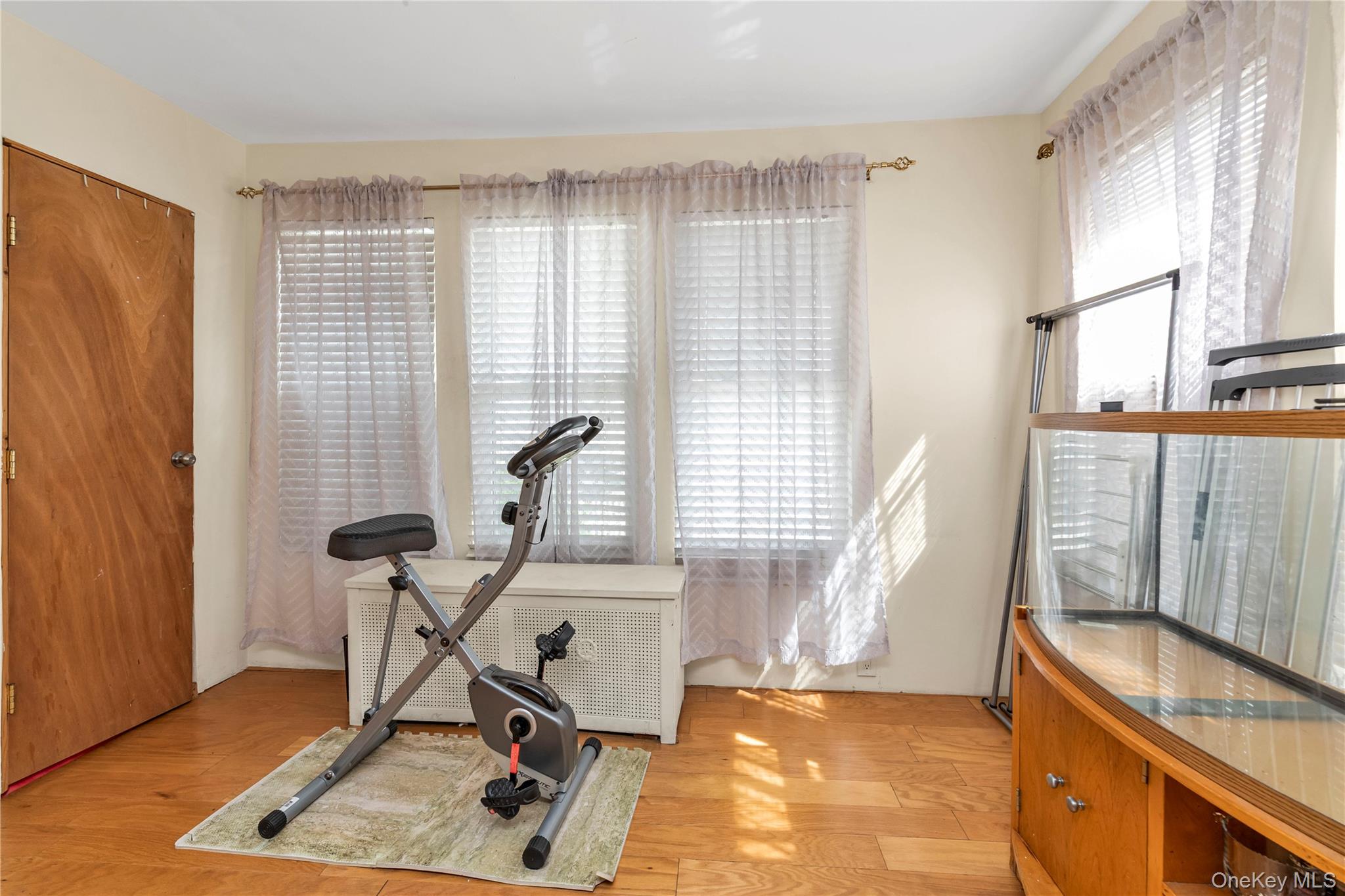 21208 Murdock Avenue Property Photo 5