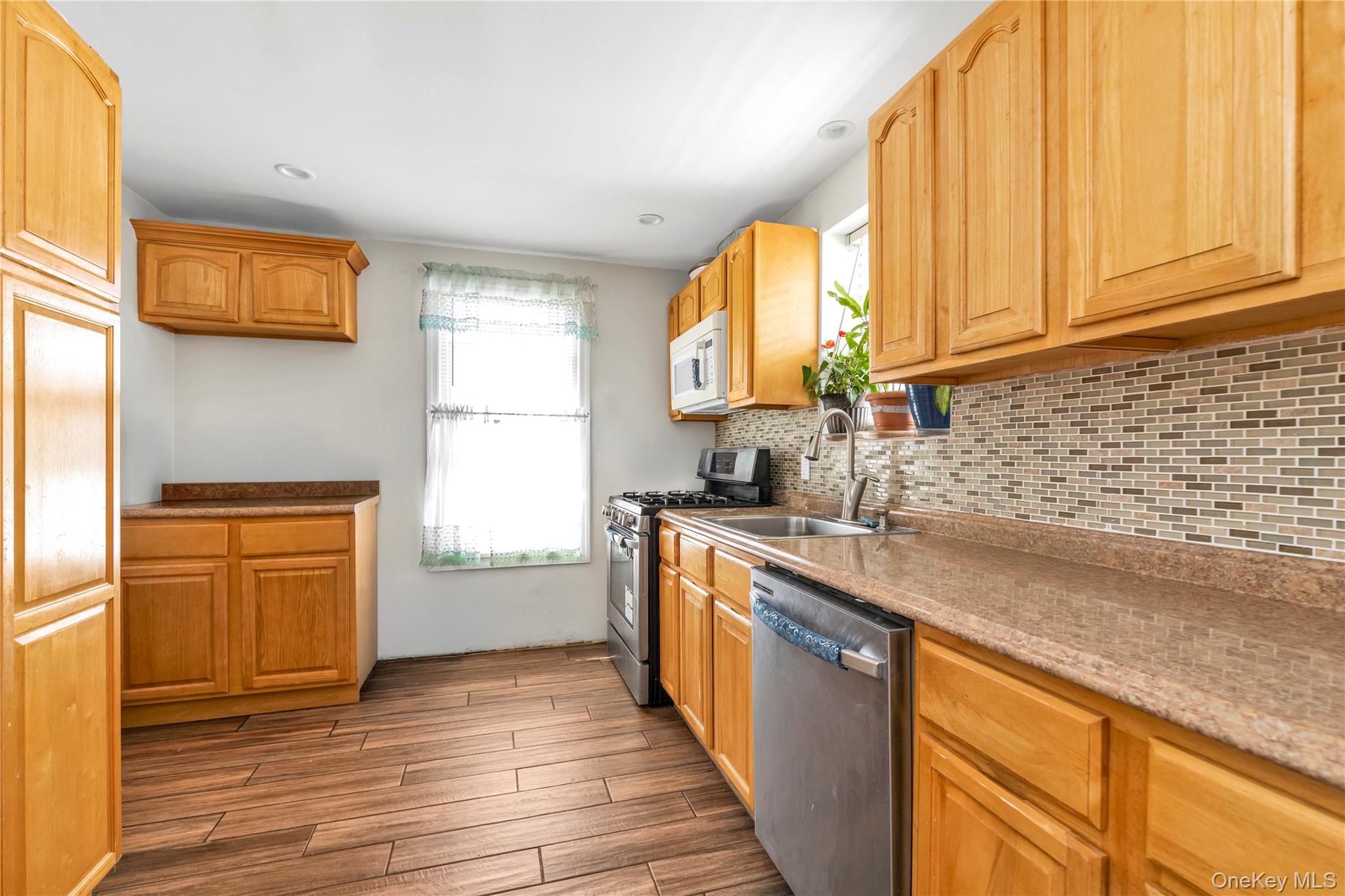 21208 Murdock Avenue Property Photo 8