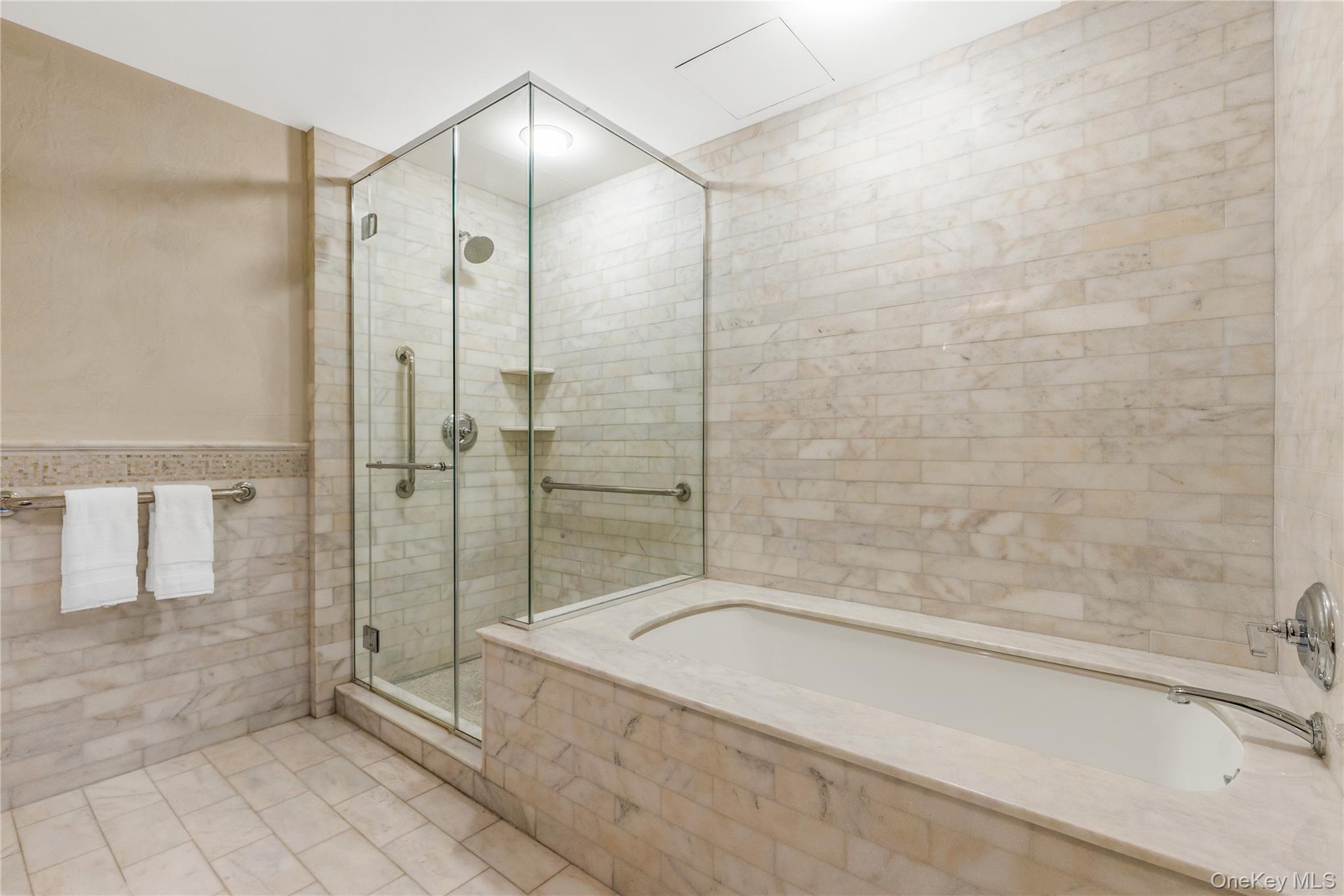1 Renaissance Square 33g (v7g) Property Photo 17