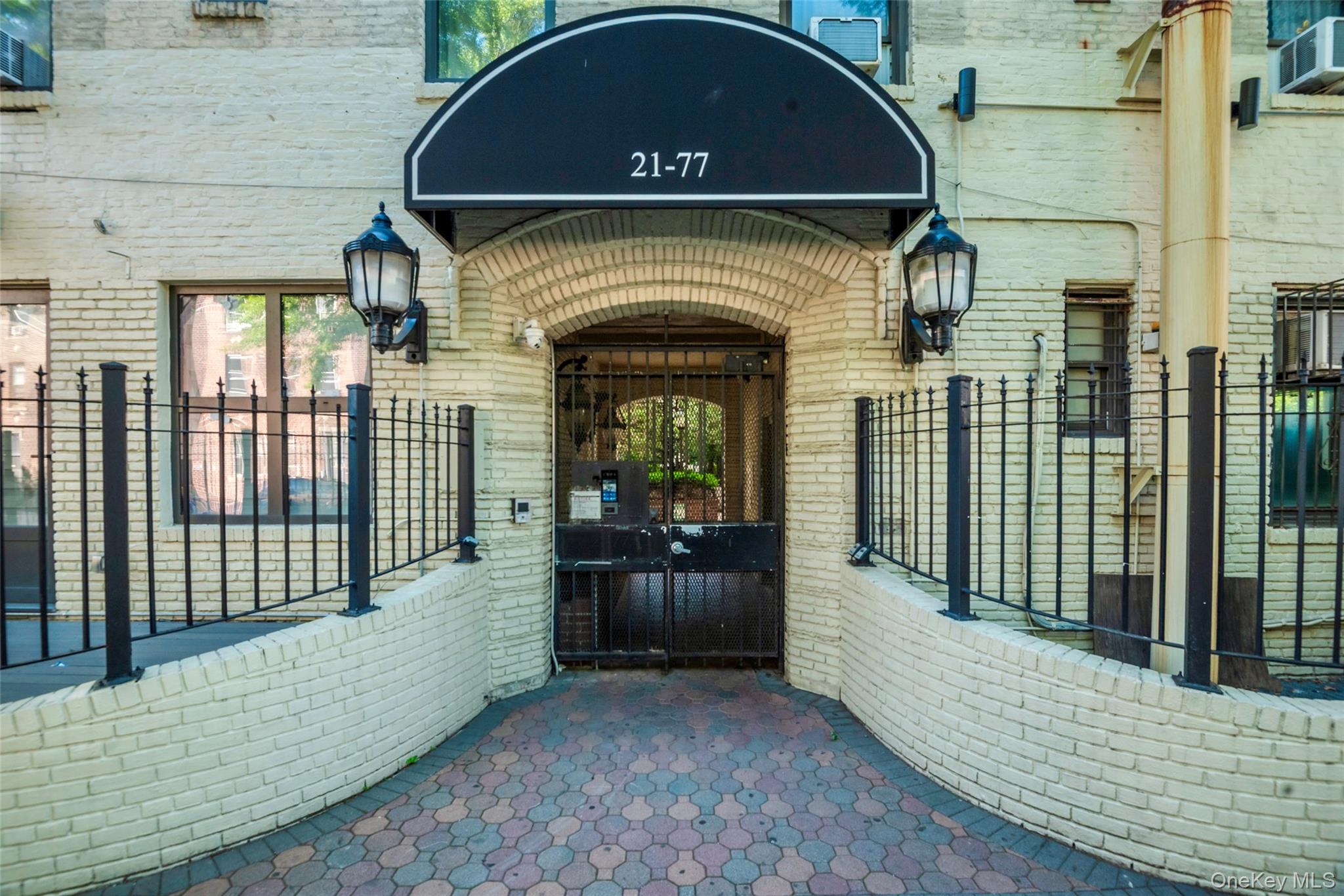 21-77 33rd Street 2A Property Photo 1