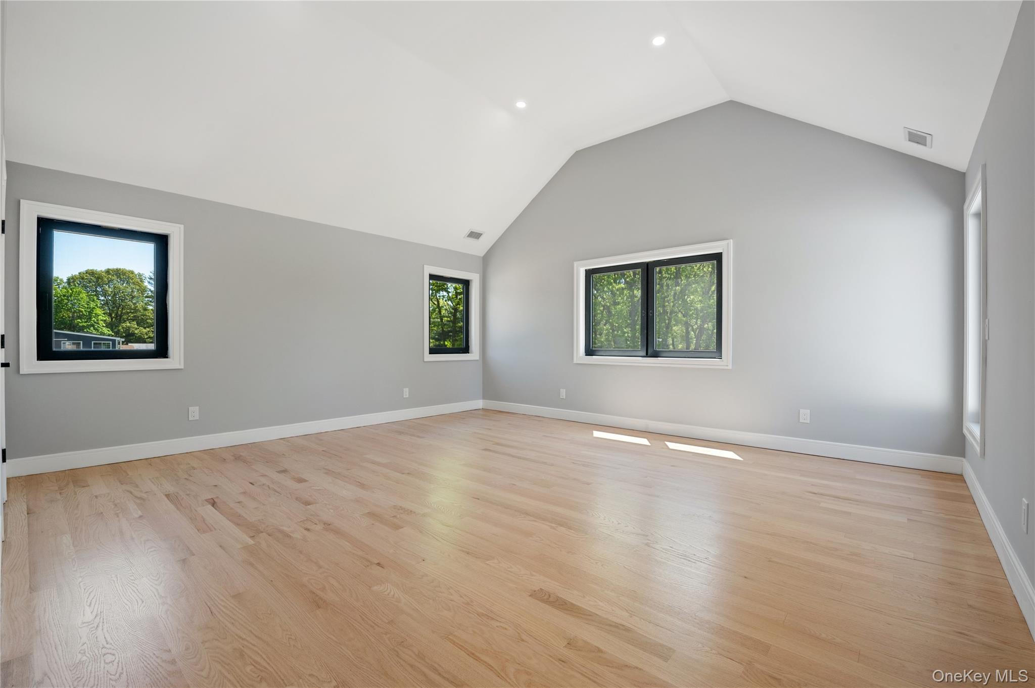 845 Islip Avenue Property Photo 30
