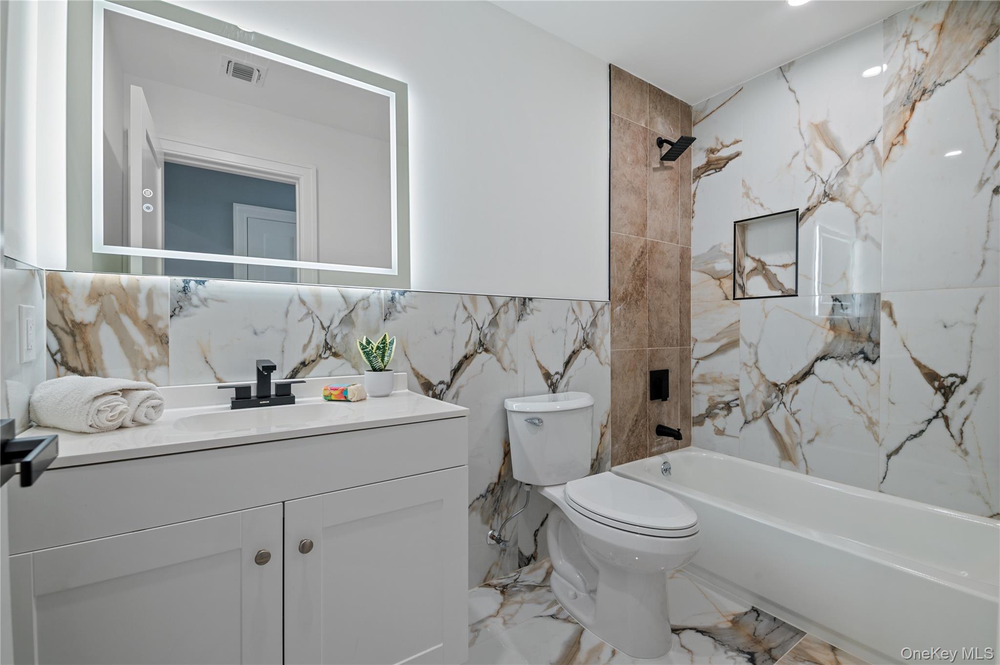 845 Islip Avenue Property Photo 32
