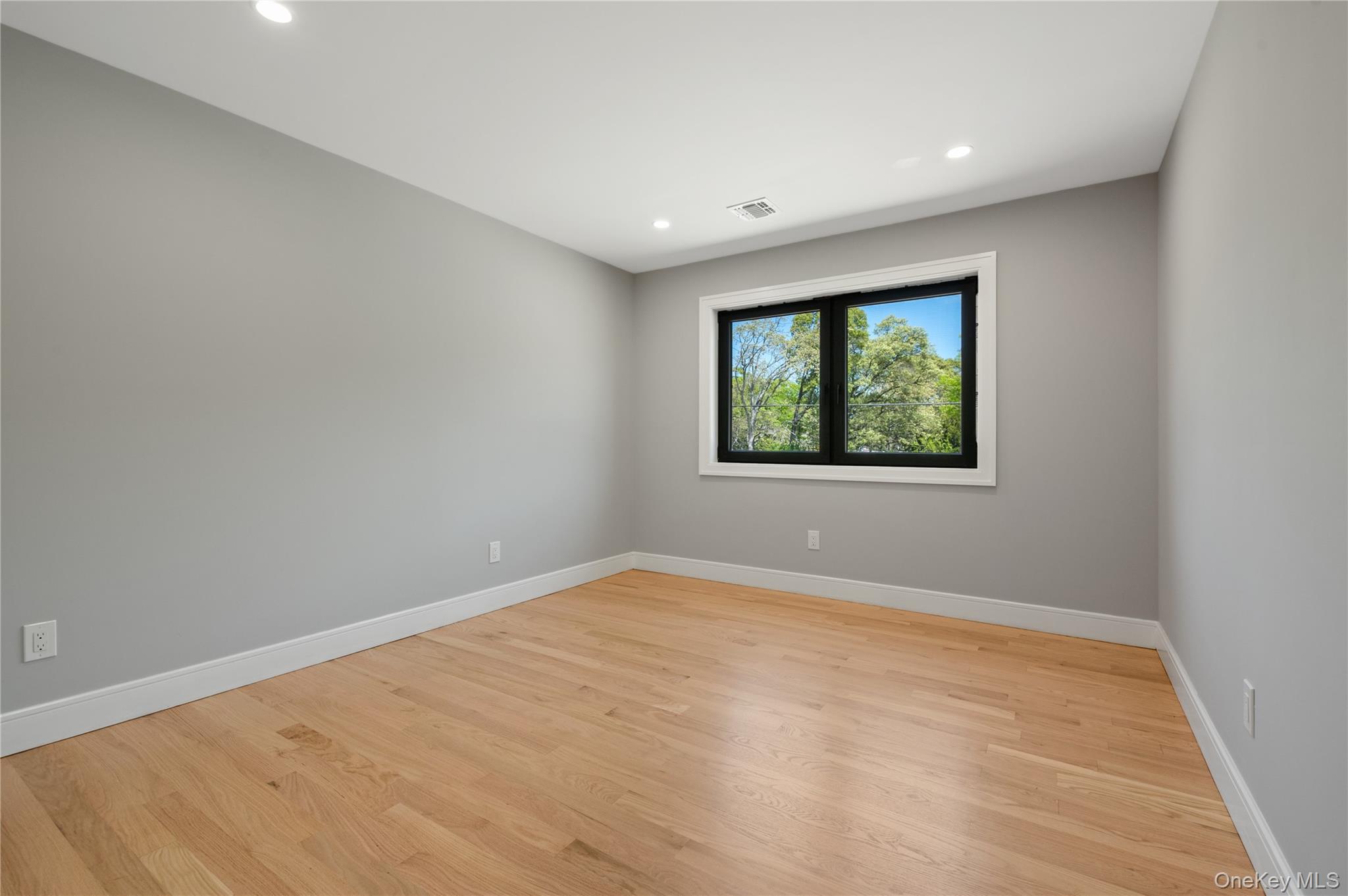 845 Islip Avenue Property Photo 33