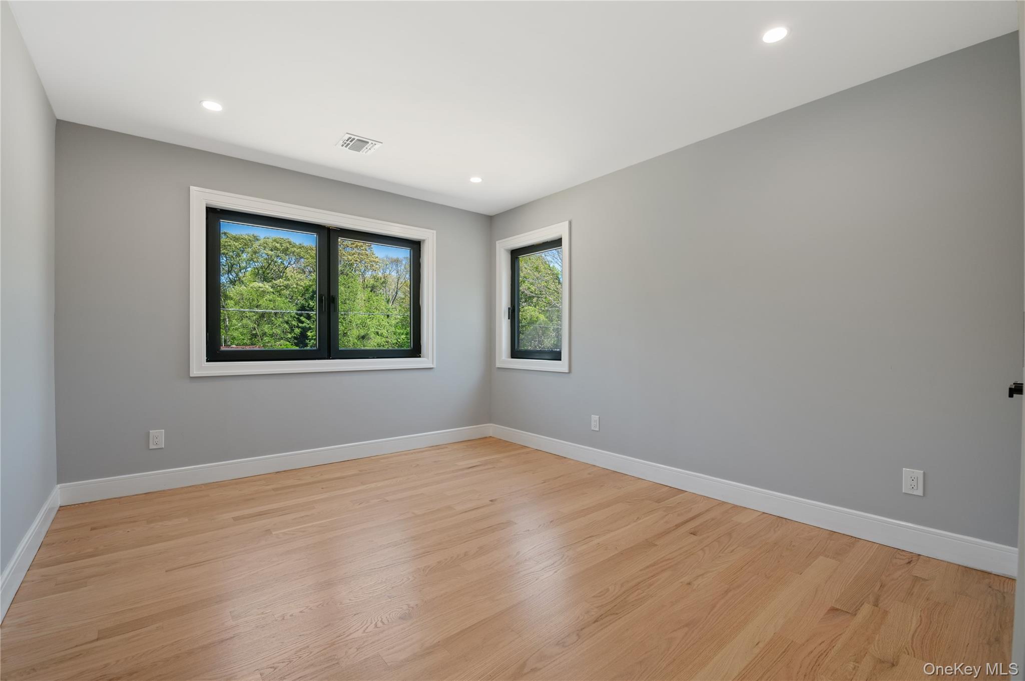 845 Islip Avenue Property Photo 36