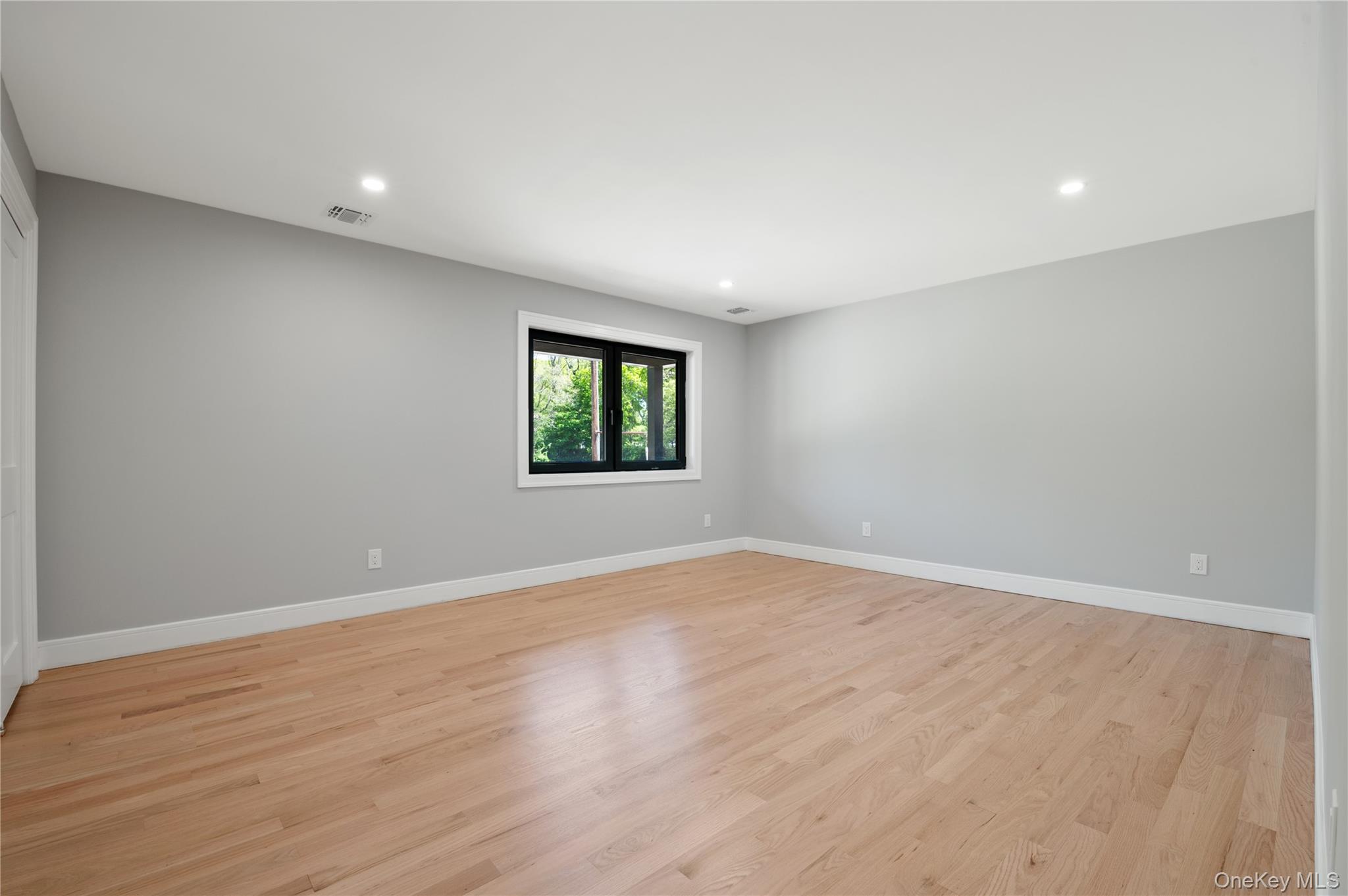 845 Islip Avenue Property Photo 37